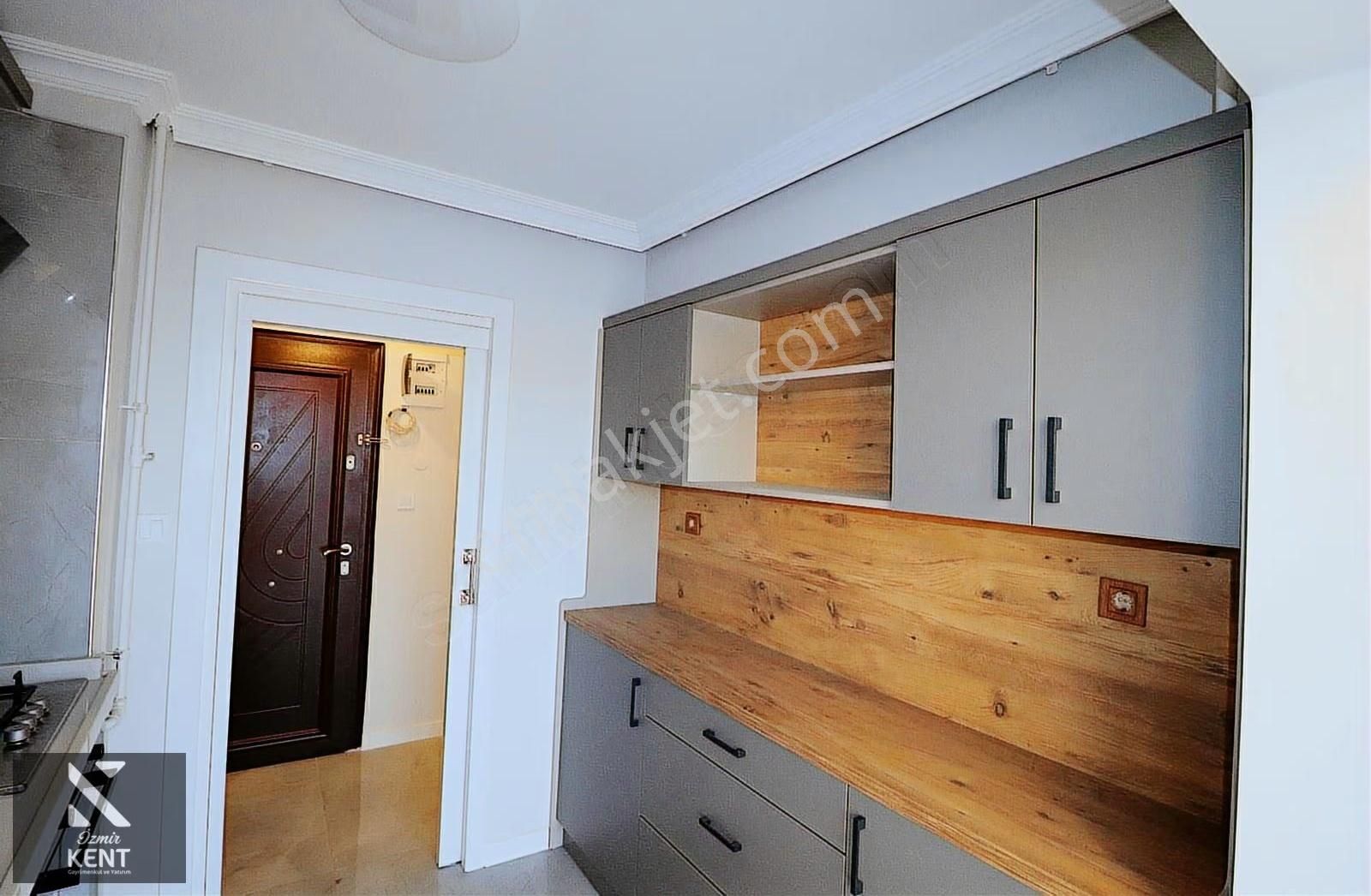 Karşıyaka Girne Caddesinde Satılık 2+1 Daire - Görsel 2