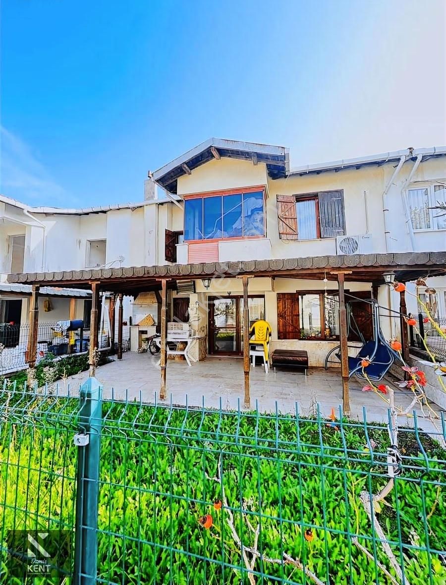 Dikili Çandarlı Tatil Köyünde Özel Konumda Site İçerisinde Villa