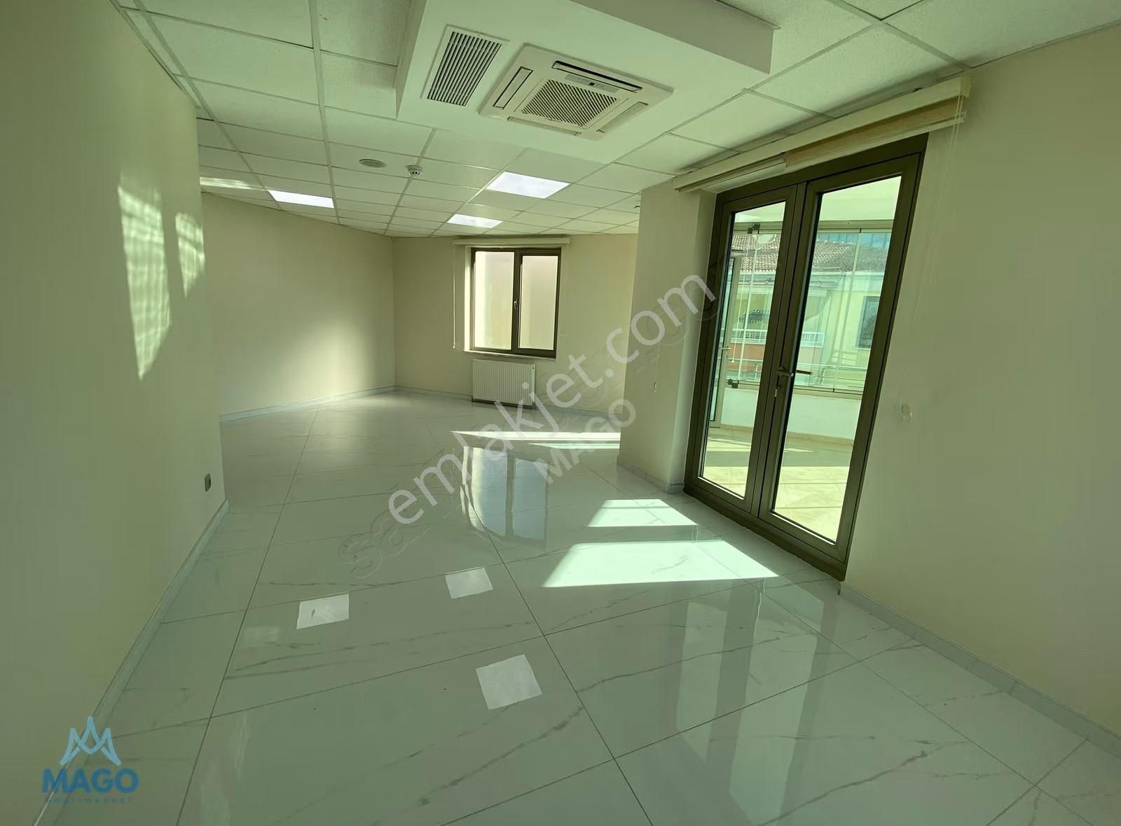 Karaca Plazada Yapılı Geniş Ferah 3+1 Kiralık Ofis - Görsel 18