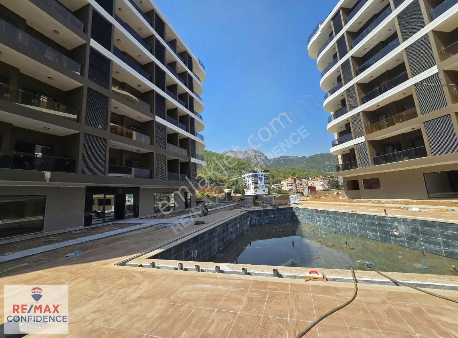 Alanya Çıplaklı Symphony Garden Sitesinde Satılık 1+1 Daire