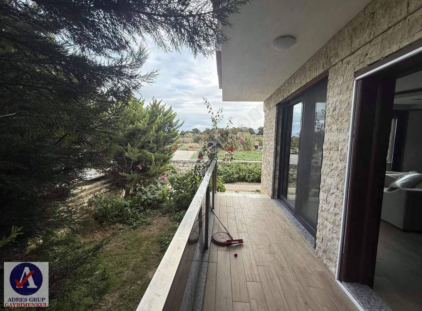 Zeytinalanda Muhteşem Kiralık Villa! - Görsel 16