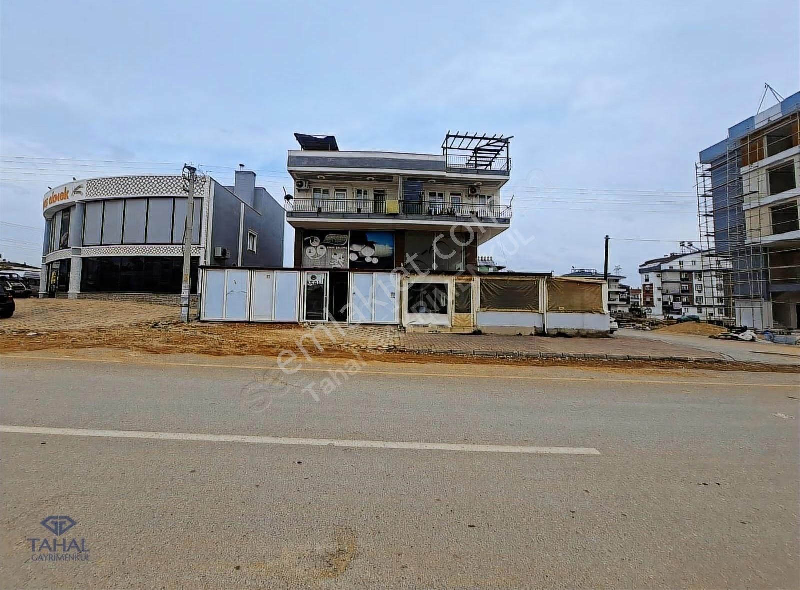 Sütçüler'de Cadde Üzeri 3 Katlı 800 M2 Kiralık Dükkan
