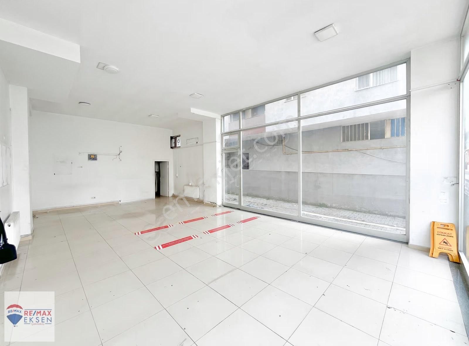 Göztepe Caddesi Üzerinde Kiracısız Önü Açık Geniş Cepheli Dükkan - Görsel 2