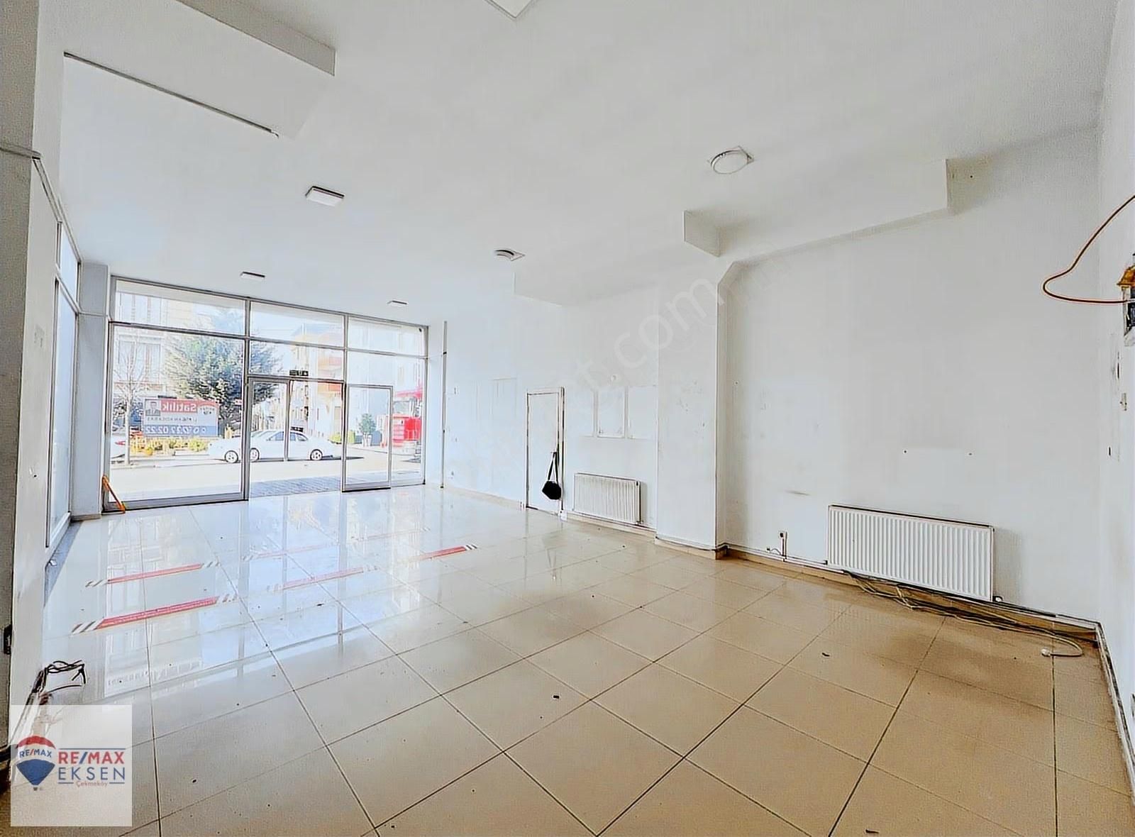 Göztepe Caddesi Üzerinde Kiracısız Önü Açık Geniş Cepheli Dükkan - Görsel 5