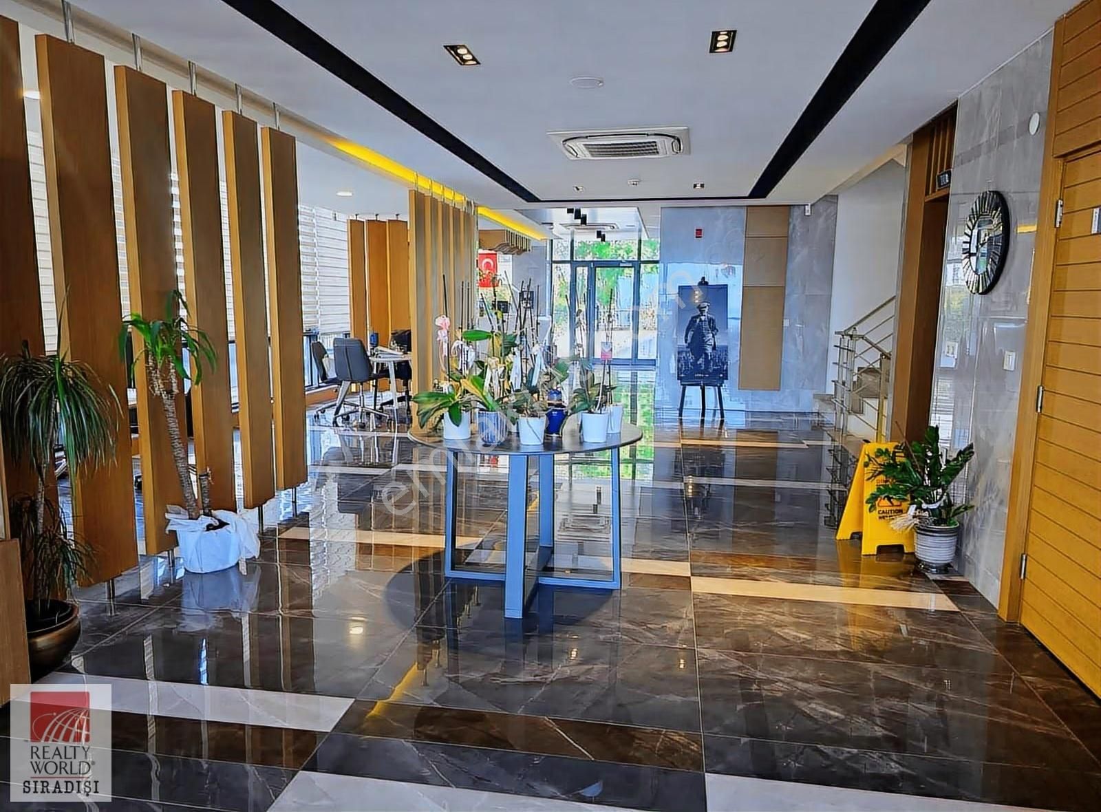 Yeşilbahçe'de Fulldeniz Manzaralı 2 Katlı Kiralık Prestijli Ofis