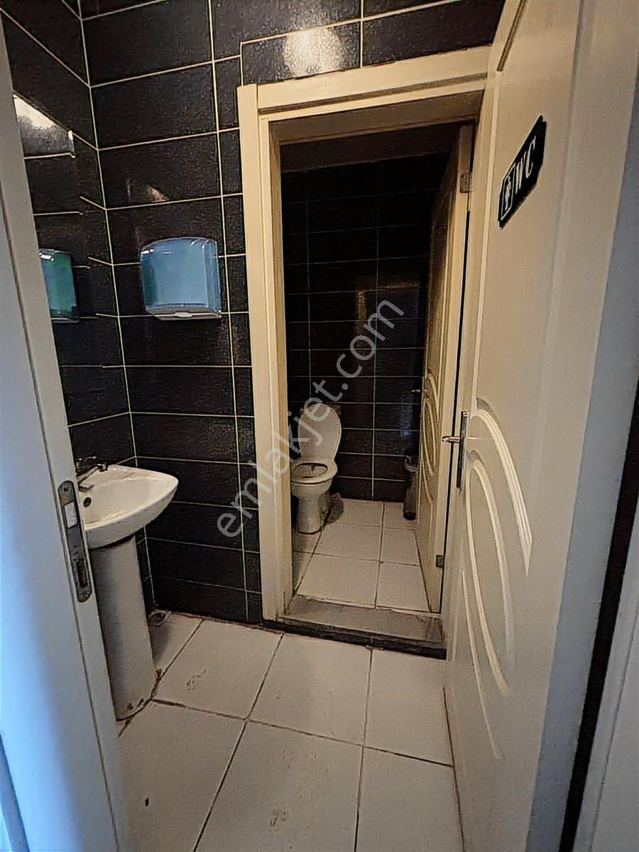 Esenyurt Merkezi Konumda 3 Katlı Cadde Üzeri Kiralık Dükkan - Görsel 15