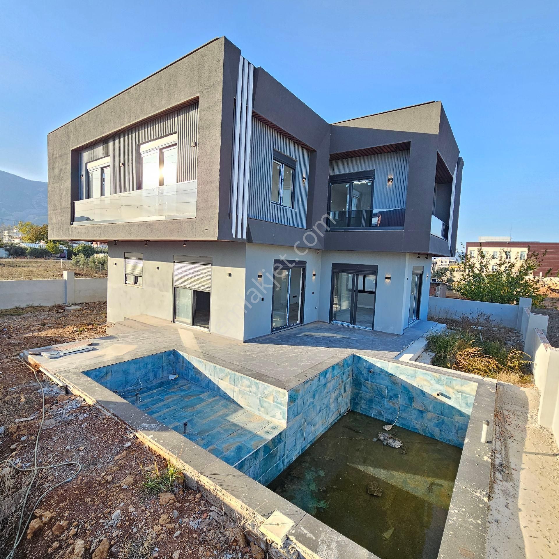 Döşemealtı Çıplaklı'da Satılık Müstakil Havuzlu 4+1 Villa