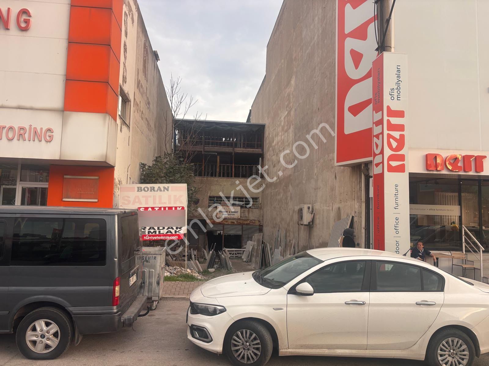 Karabağlar Belediyesi Karşısı 480 M2 3 Katlı Satılık İş Yeri