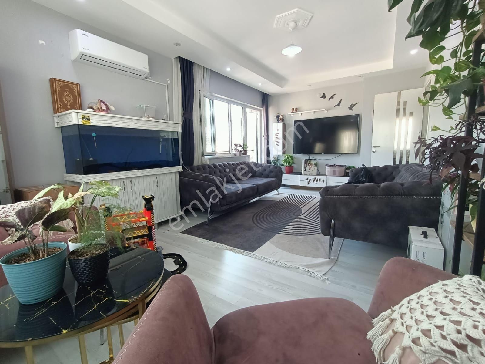 Mehmetçik'te Sınırsız Kredili Cadde Üzerinde İçi Yenilenmiş 2+1