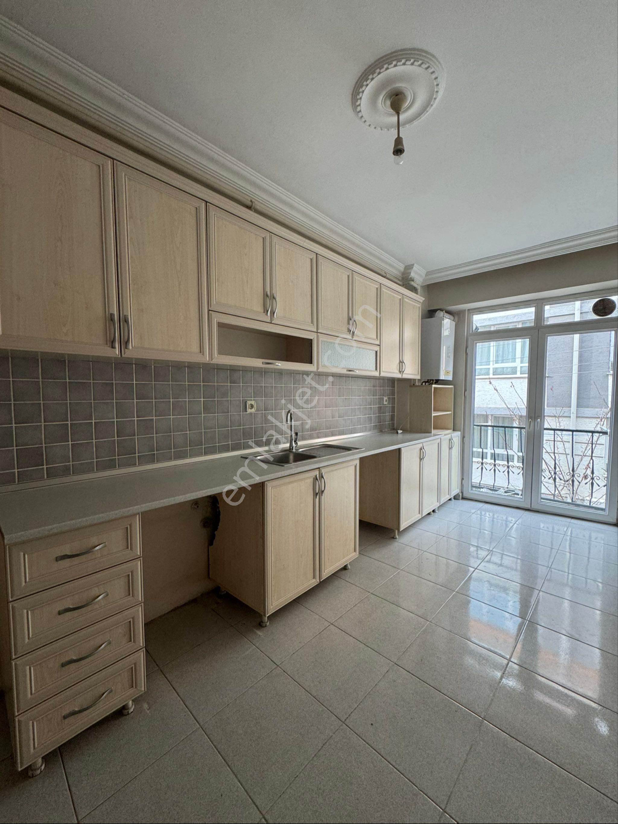 Conker İnşaat Emlak’tan Çamlıca Mahallesi Cadde Üzeri 3+1 Kiralık Daire