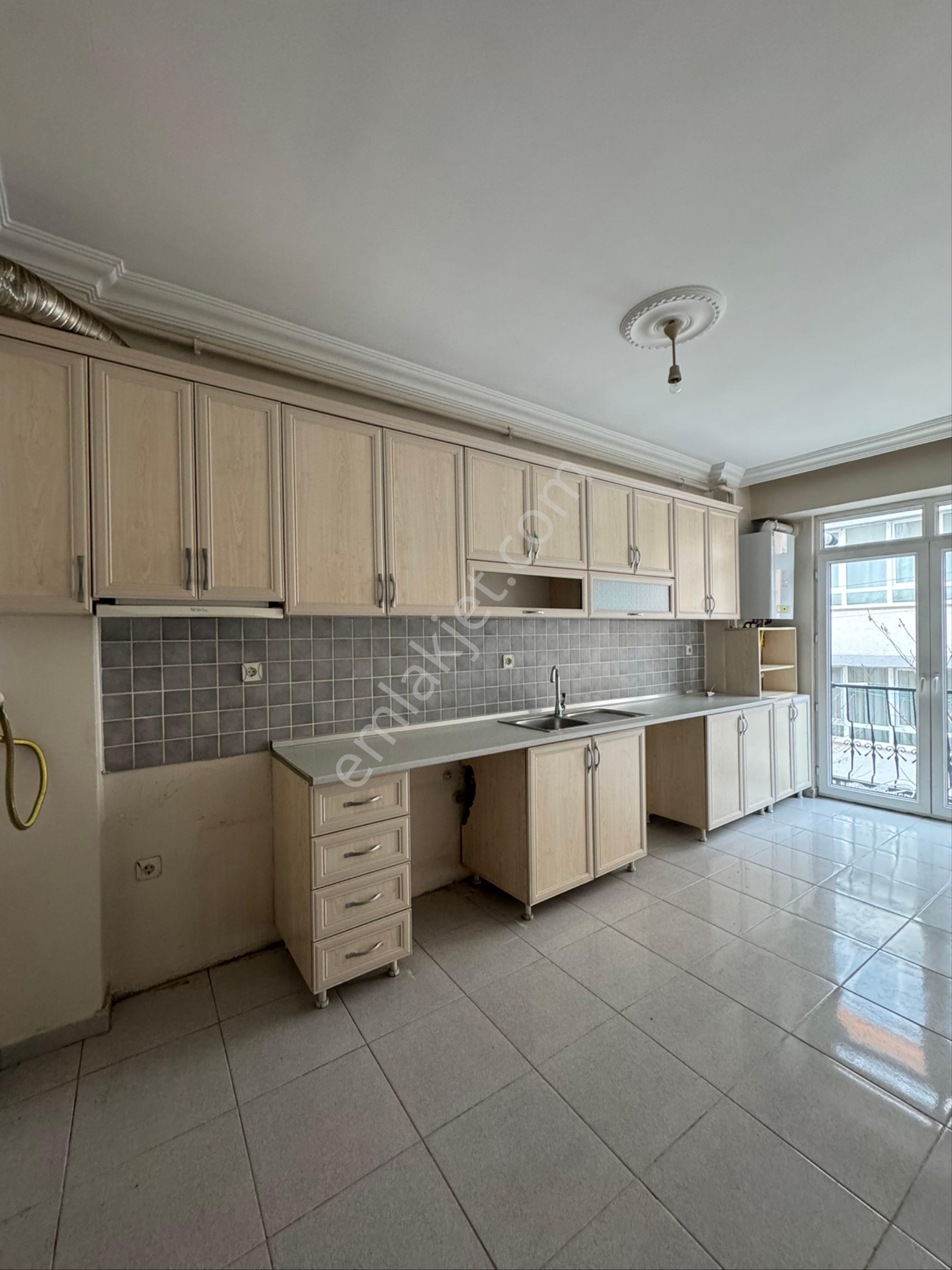 Conker İnşaat Emlak’tan Çamlıca Mahallesi Cadde Üzeri 3+1 Kiralık Daire - Görsel 2