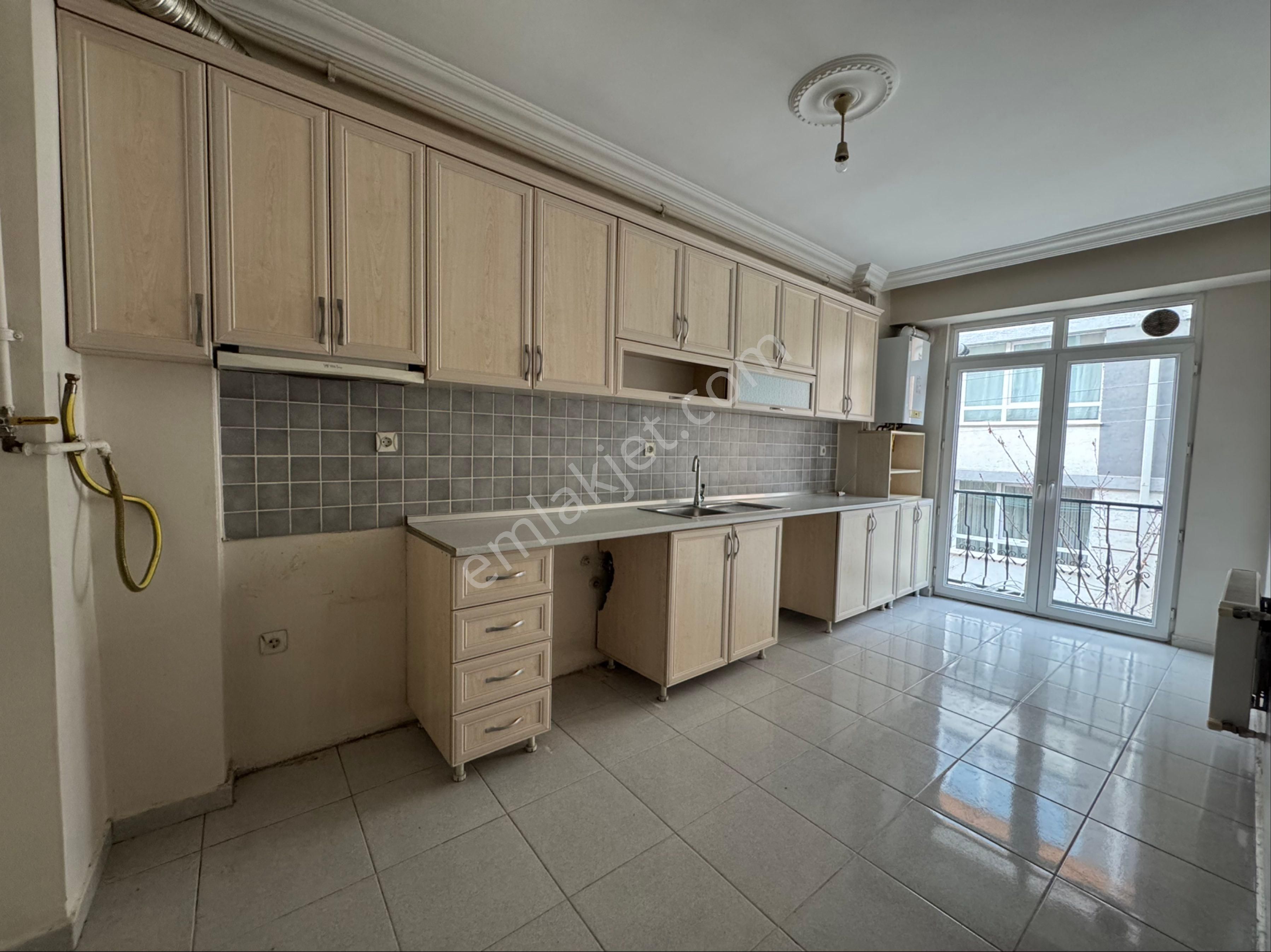 Conker İnşaat Emlak’tan Çamlıca Mahallesi Cadde Üzeri 3+1 Kiralık Daire - Görsel 3