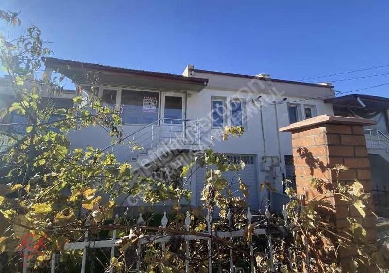 Clk'dan 75.yıl Mahallesinde Kiralık 3+1 Bahçeli Villa