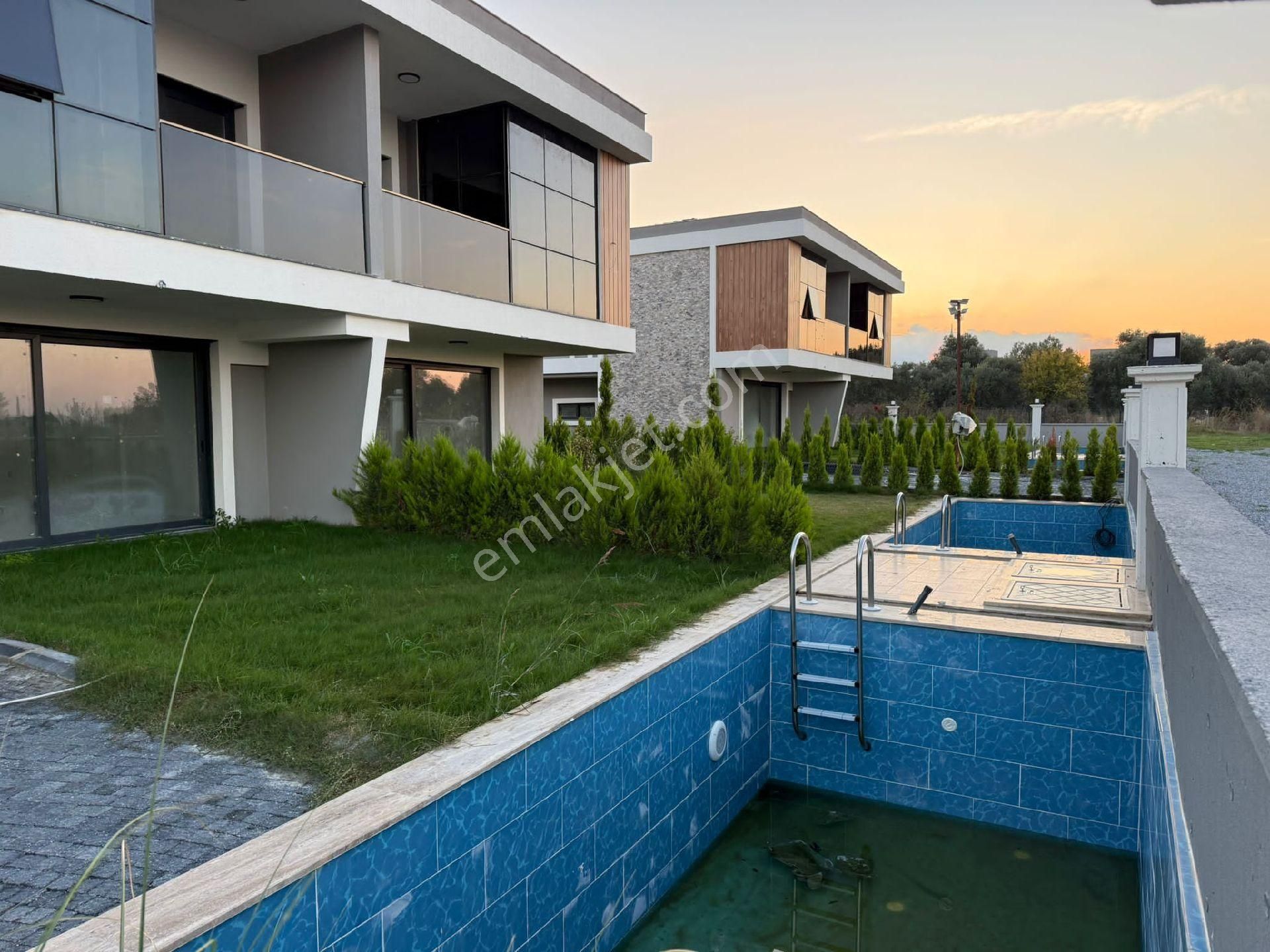 Kusadası Davutlar Sahilde Satılık 3+1 Özel Havuzlu Villa - Görsel 4