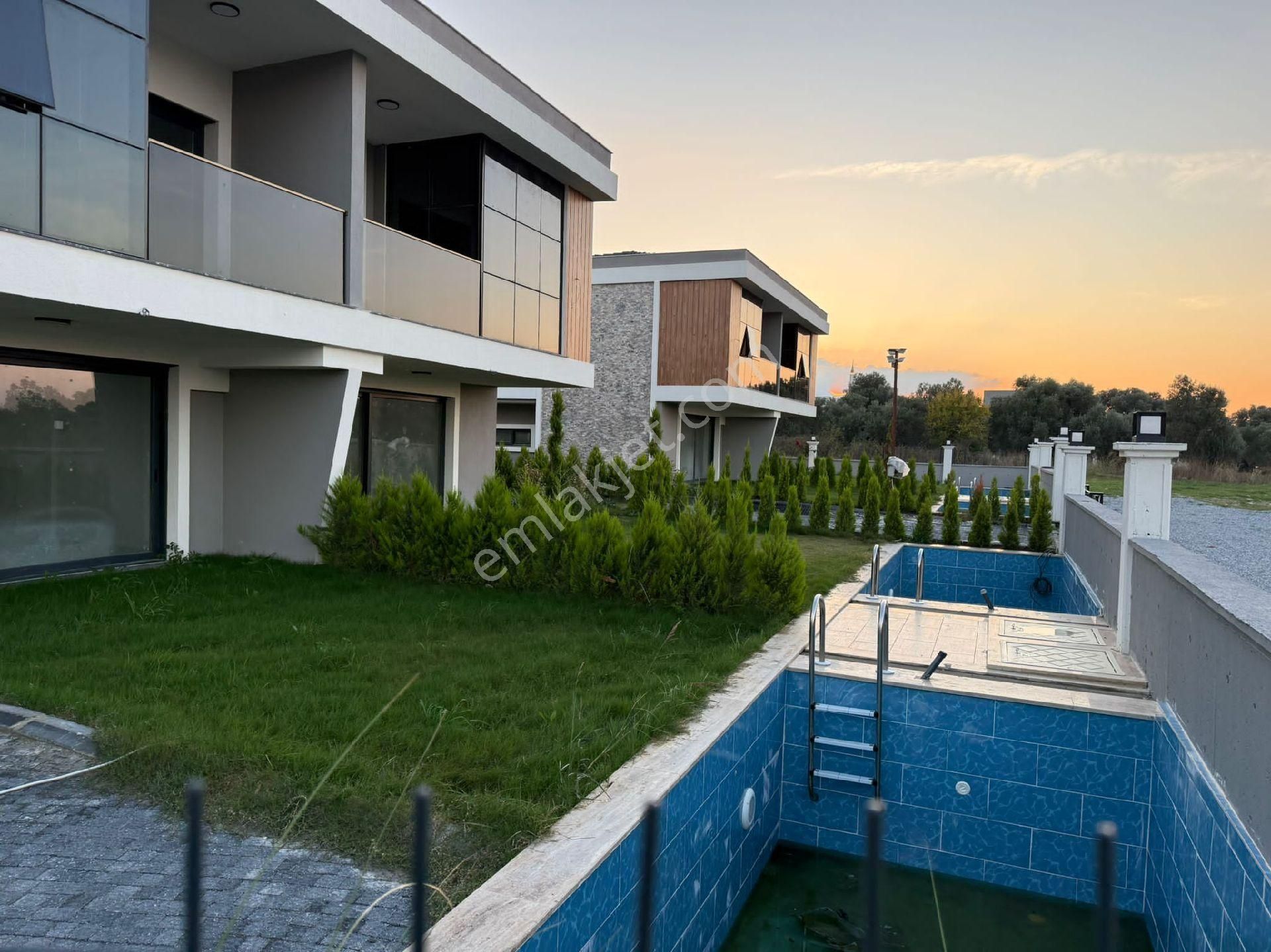 Kusadası Davutlar Sahilde Satılık 3+1 Özel Havuzlu Villa - Görsel 28