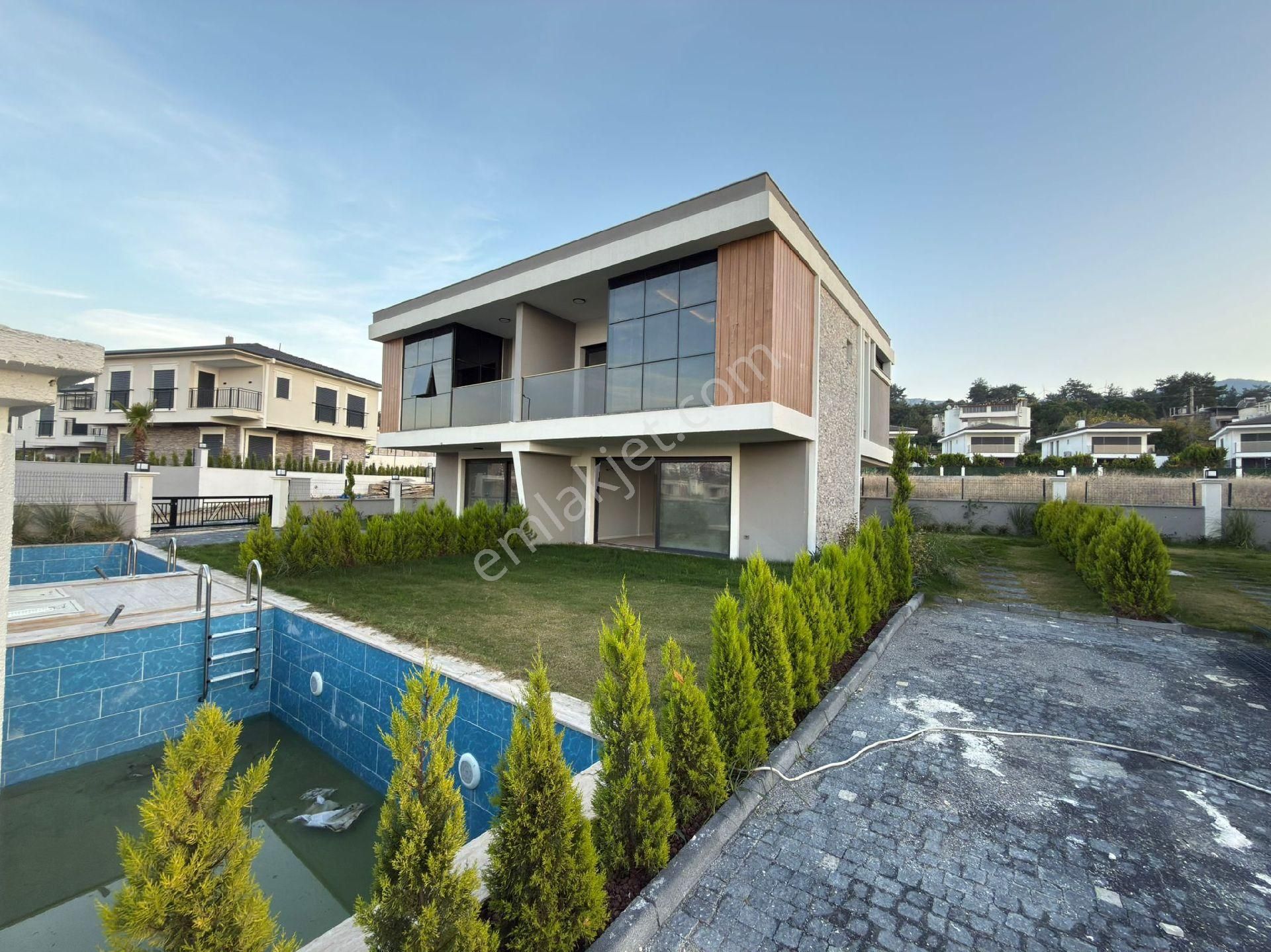 Kusadası Davutlar Sahilde Satılık 3+1 Özel Havuzlu Villa - Görsel 34