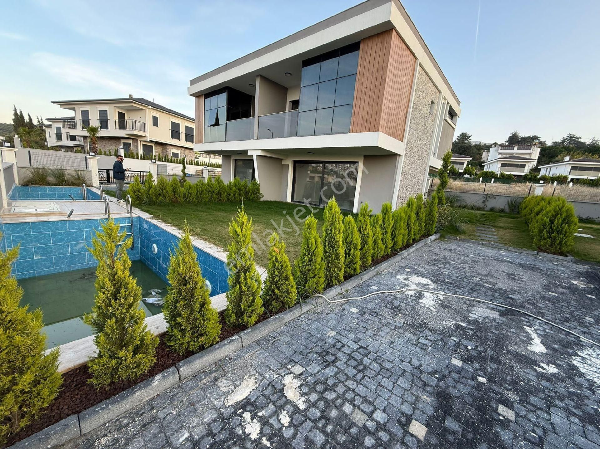 Kusadası Davutlar Sahilde Satılık 3+1 Özel Havuzlu Villa