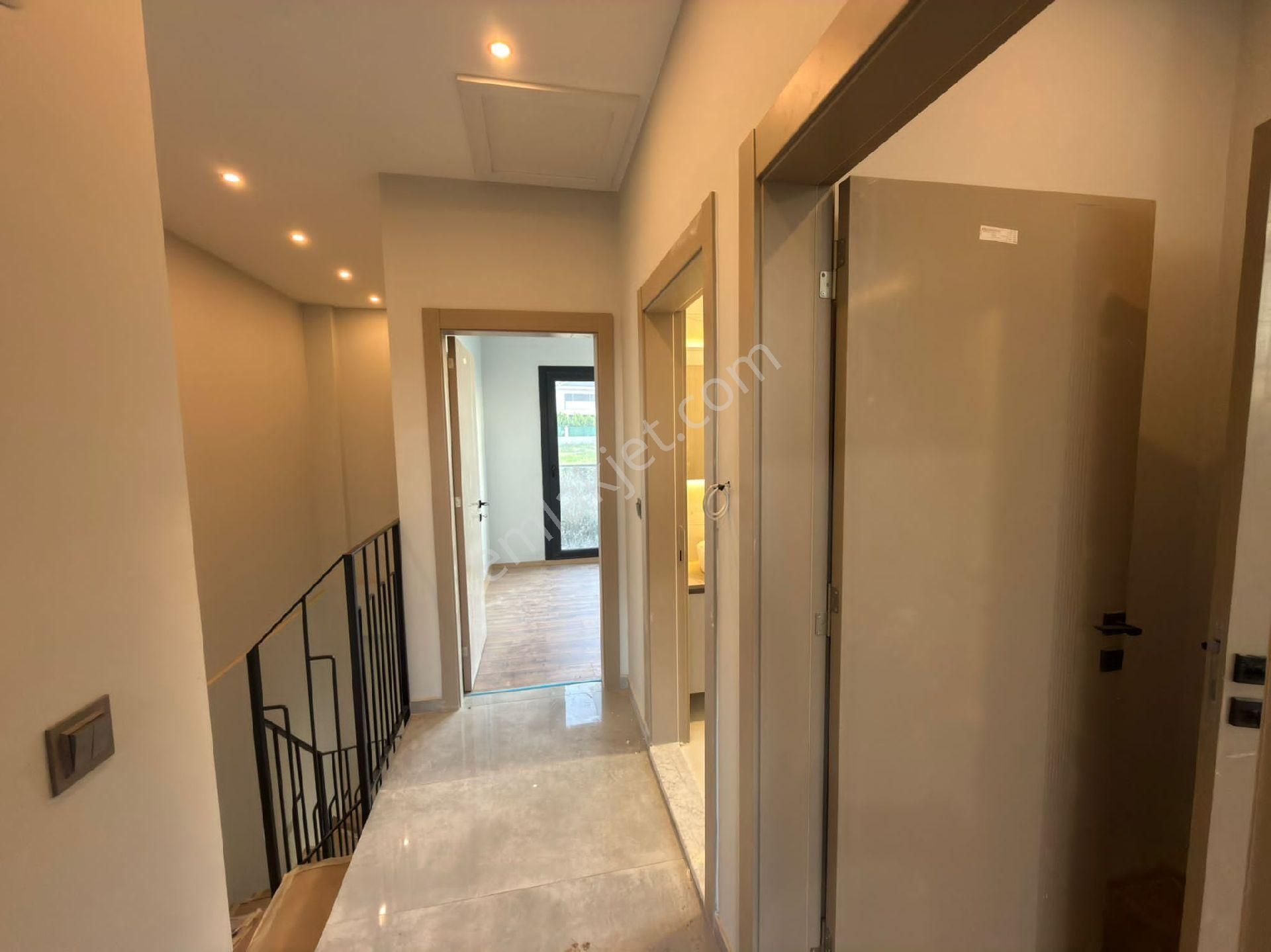 Kusadası Davutlar Sahilde Satılık 3+1 Özel Havuzlu Villa - Görsel 13