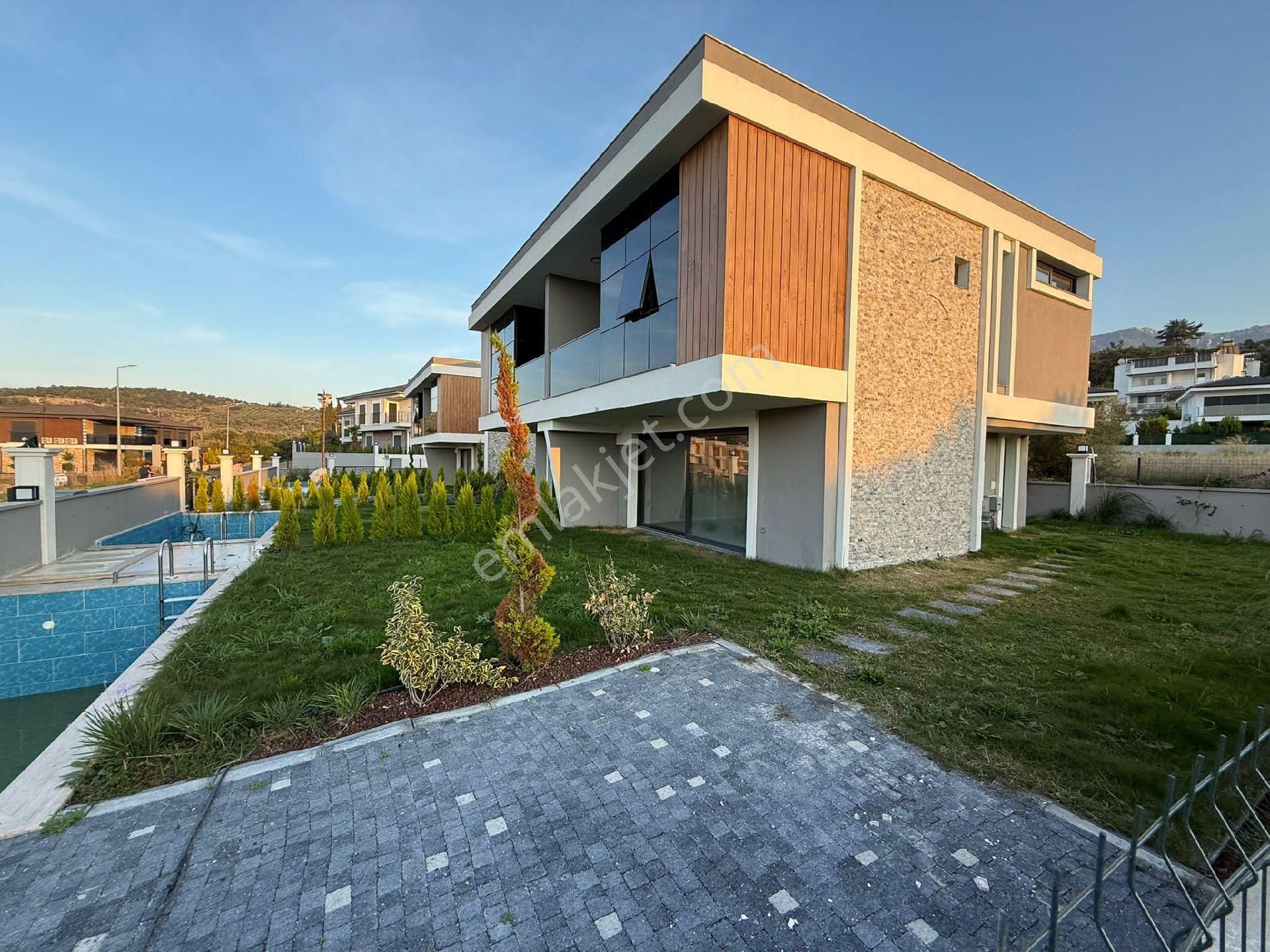 Kusadası Davutlar Sahilde Satılık 3+1 Özel Havuzlu Villa - Görsel 14