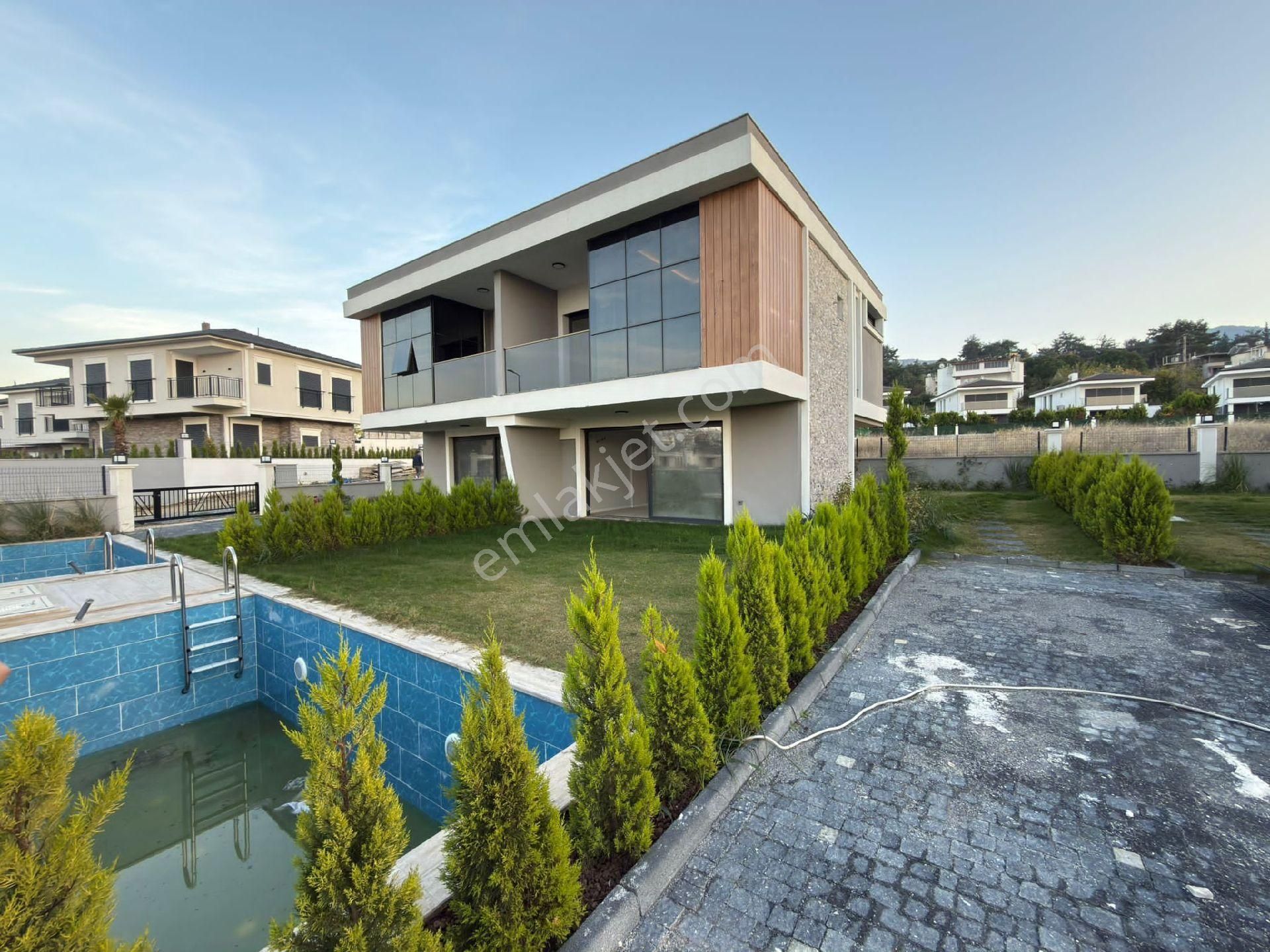 Kusadası Davutlar Sahilde Satılık 3+1 Özel Havuzlu Villa - Görsel 29