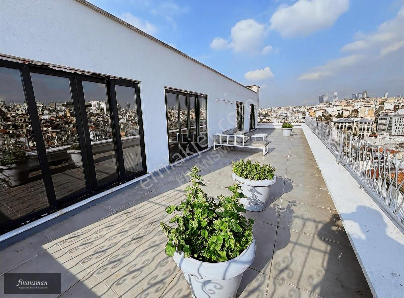 Beyoğlu - Ömer Hayyam'da - Teraslı - Manzaralı - Geniş Daire