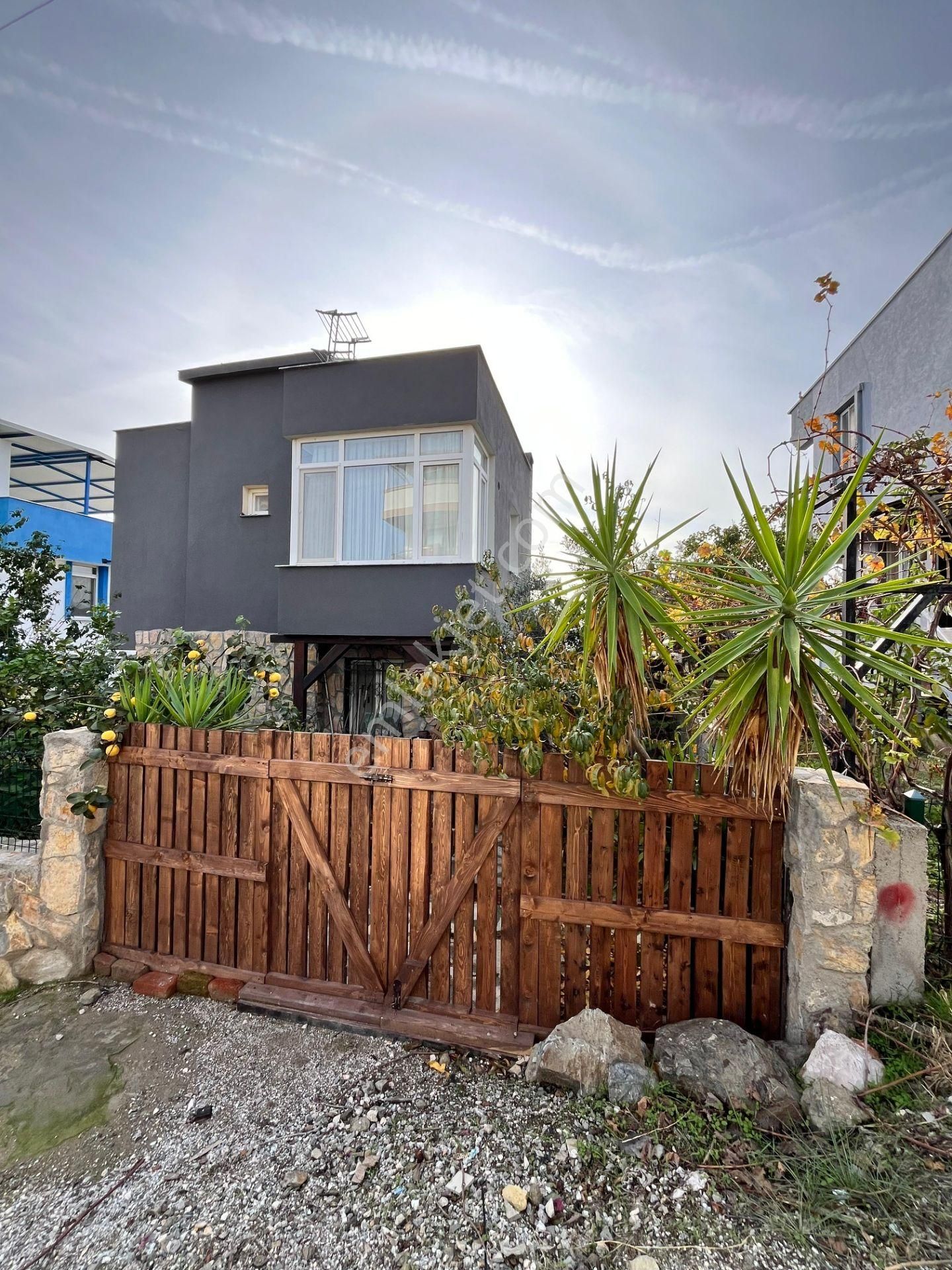 Sığacık Girlen'de Müstakil Bahçeli Satılık 4+1 Villa