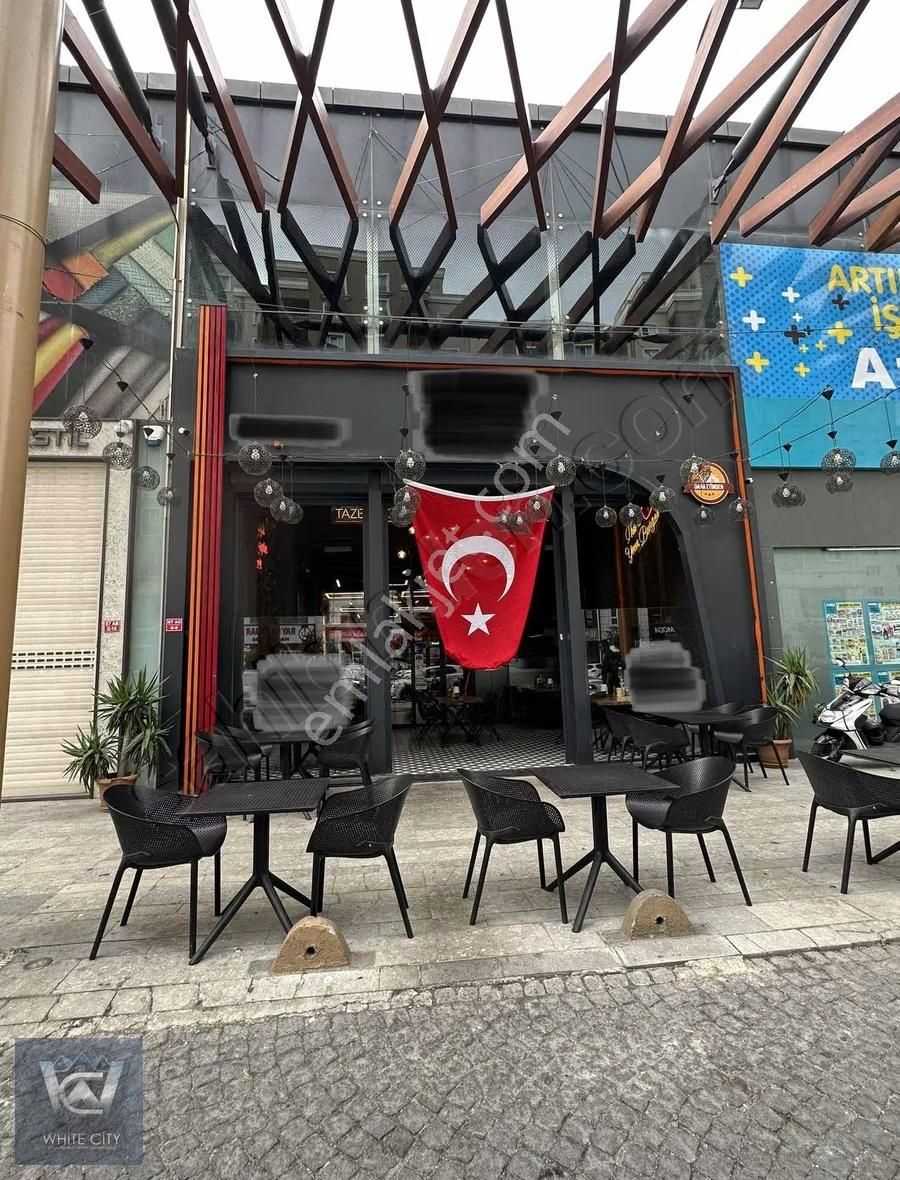 The İstanbul Veliefendi, Ana Cadde Üzerinde, 4 Katlı, 640 M2