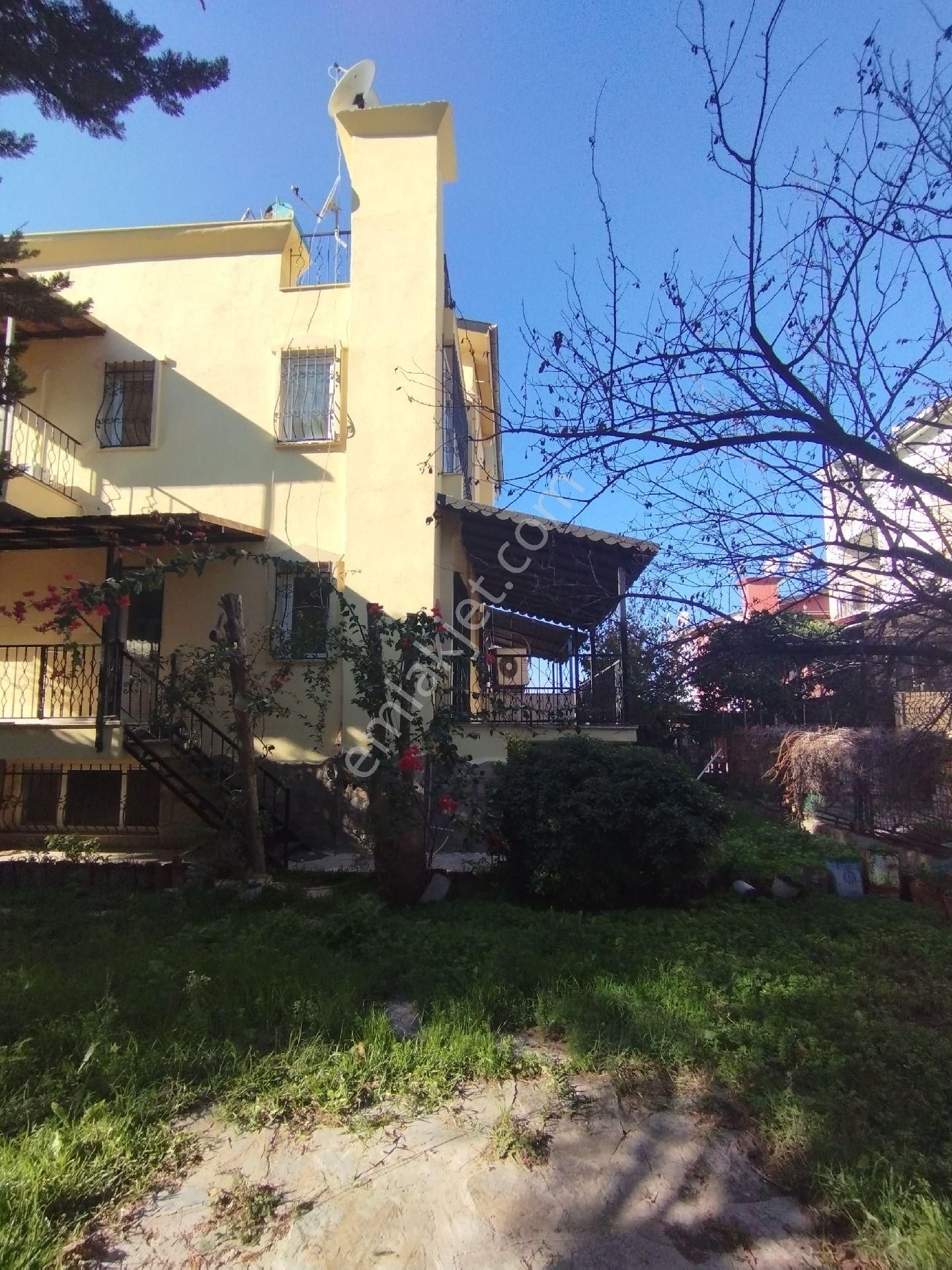 Bayraklıdede Mah.de Satılık Havuzlusiteiçinde 4 Katlı Bahçeli 4+1 Villa