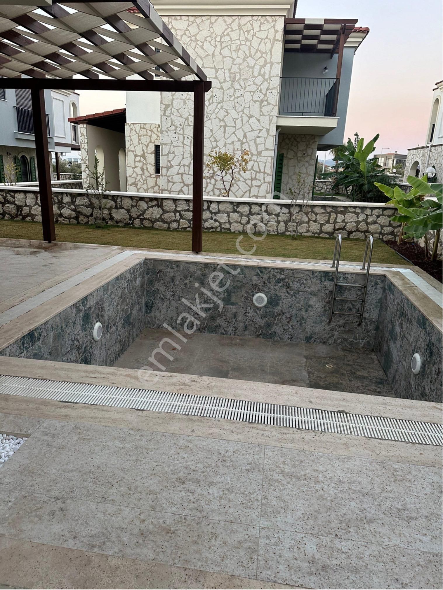 Davutlar'da 4+1 Havuzlu Modern Tasarım Müstakil Villa!!! - Görsel 32