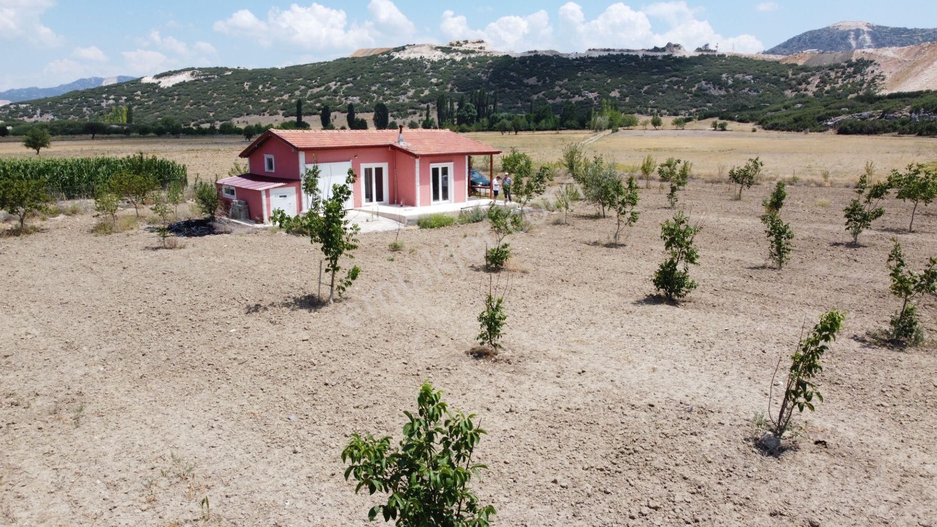 Ceviz , Badem Ağırlıklı, Meyva Ağaçları. İçinde Betonörme Yeni Evi Sulamasistemi Olan Fırsat Arsası