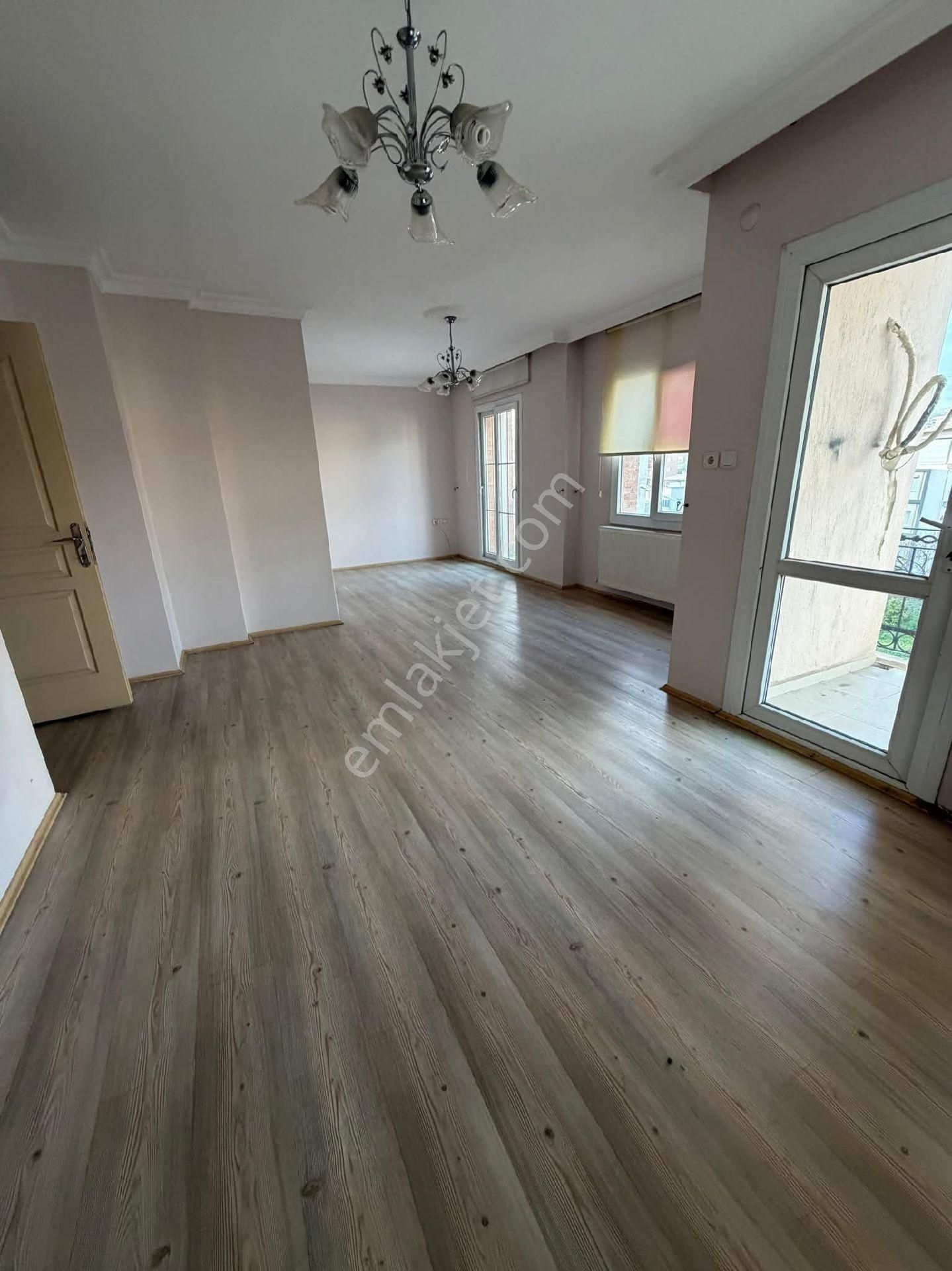 Nazilli Yeni Mahallede Cadde Üzerinde Doğalgazlı Balkonlu 3+1 Daire - Görsel 8