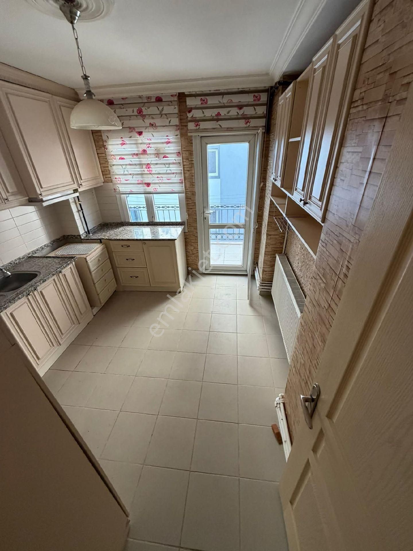 Nazilli Yeni Mahallede Cadde Üzerinde Doğalgazlı Balkonlu 3+1 Daire - Görsel 4