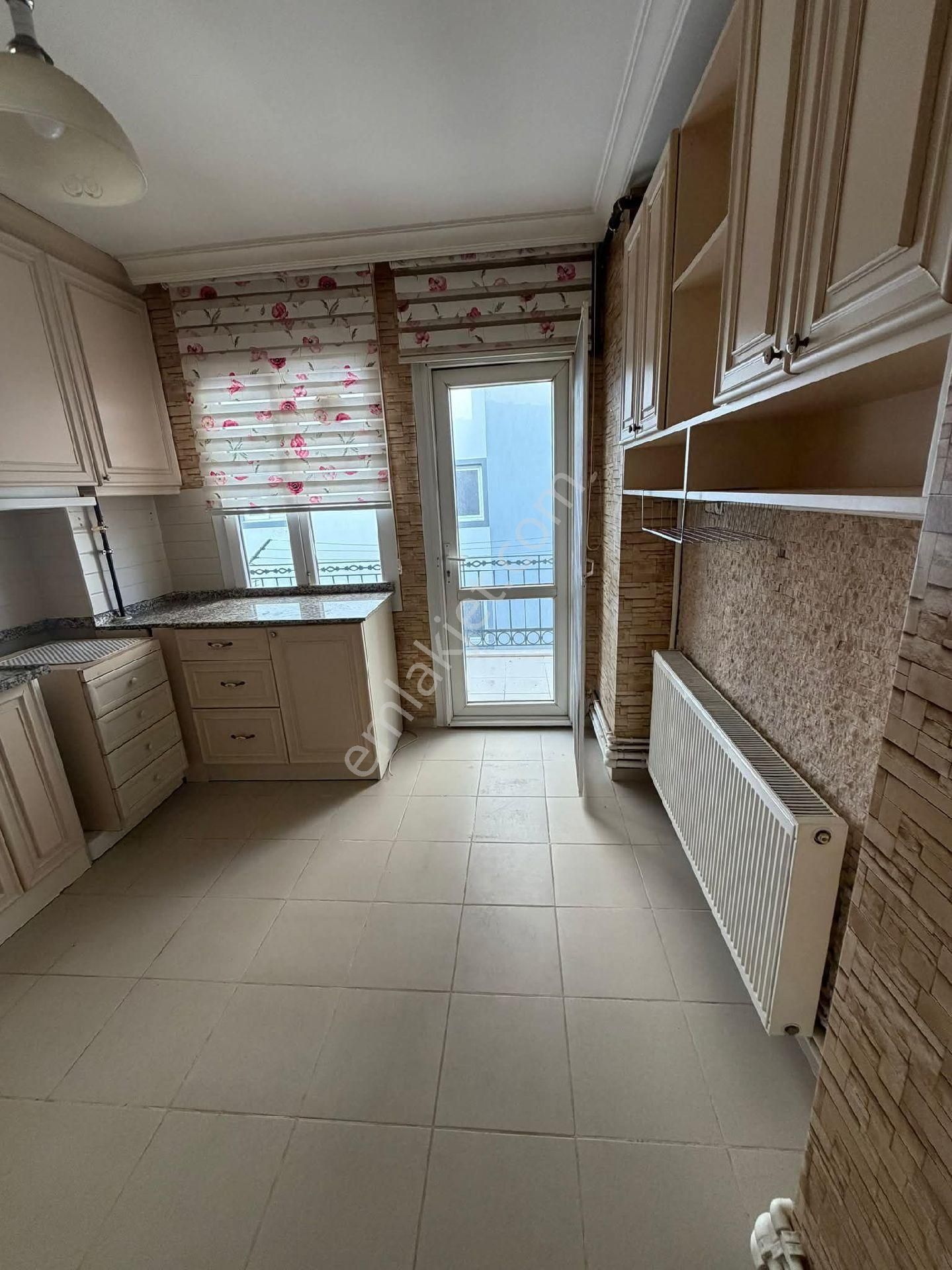 Nazilli Yeni Mahallede Cadde Üzerinde Doğalgazlı Balkonlu 3+1 Daire - Görsel 5