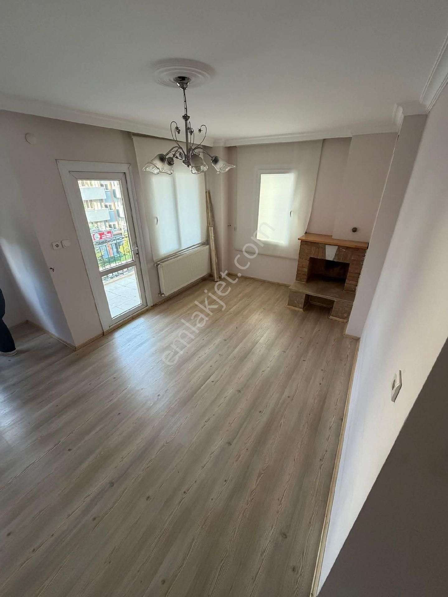 Nazilli Yeni Mahallede Cadde Üzerinde Doğalgazlı Balkonlu 3+1 Daire - Görsel 9