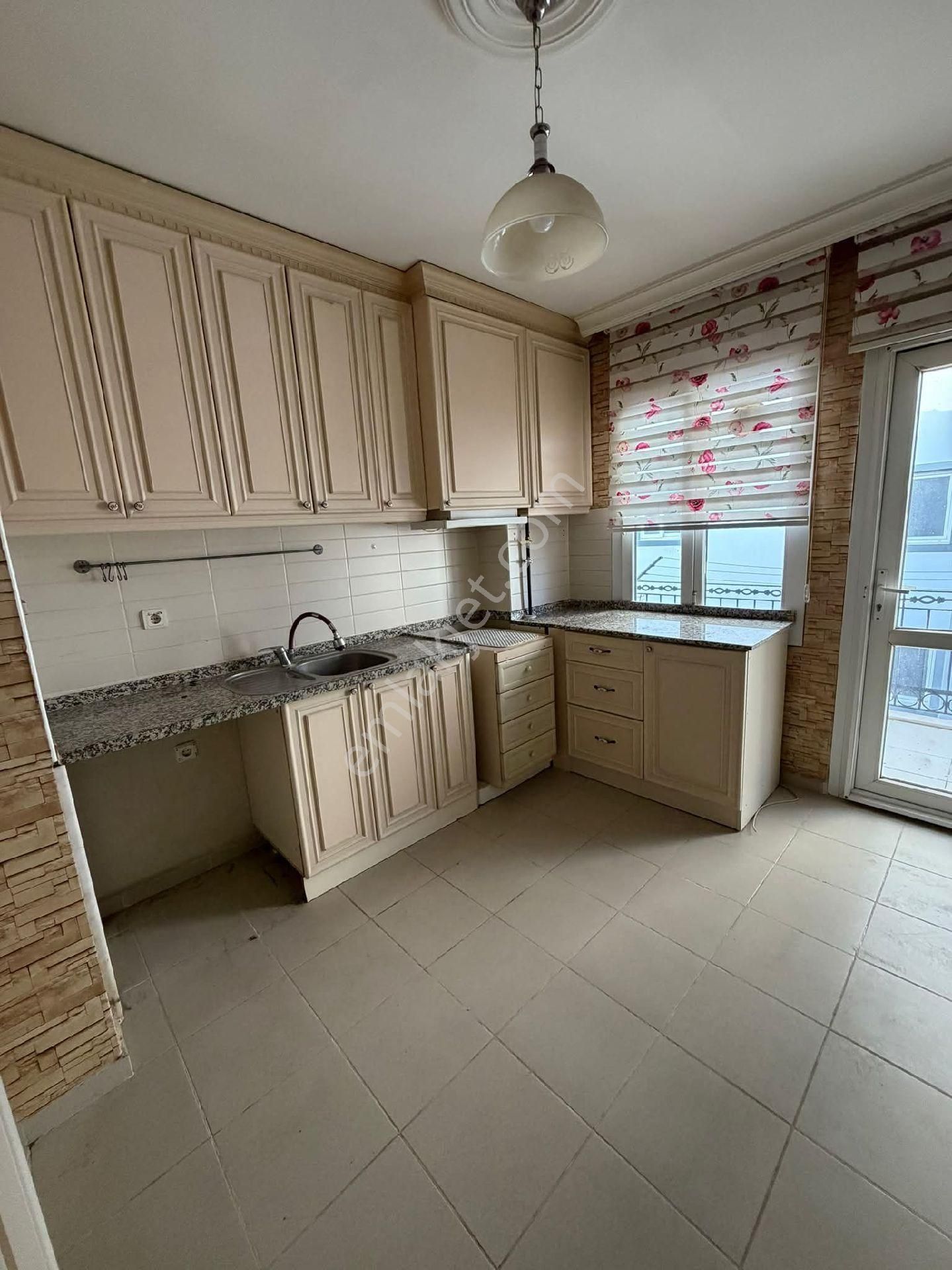 Nazilli Yeni Mahallede Cadde Üzerinde Doğalgazlı Balkonlu 3+1 Daire