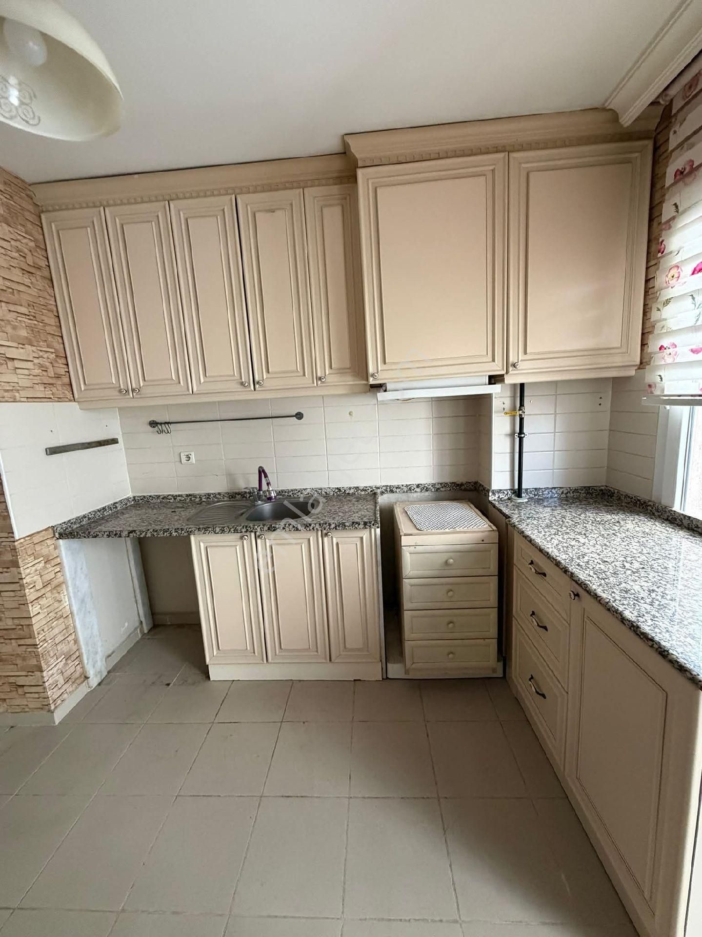 Nazilli Yeni Mahallede Cadde Üzerinde Doğalgazlı Balkonlu 3+1 Daire - Görsel 6