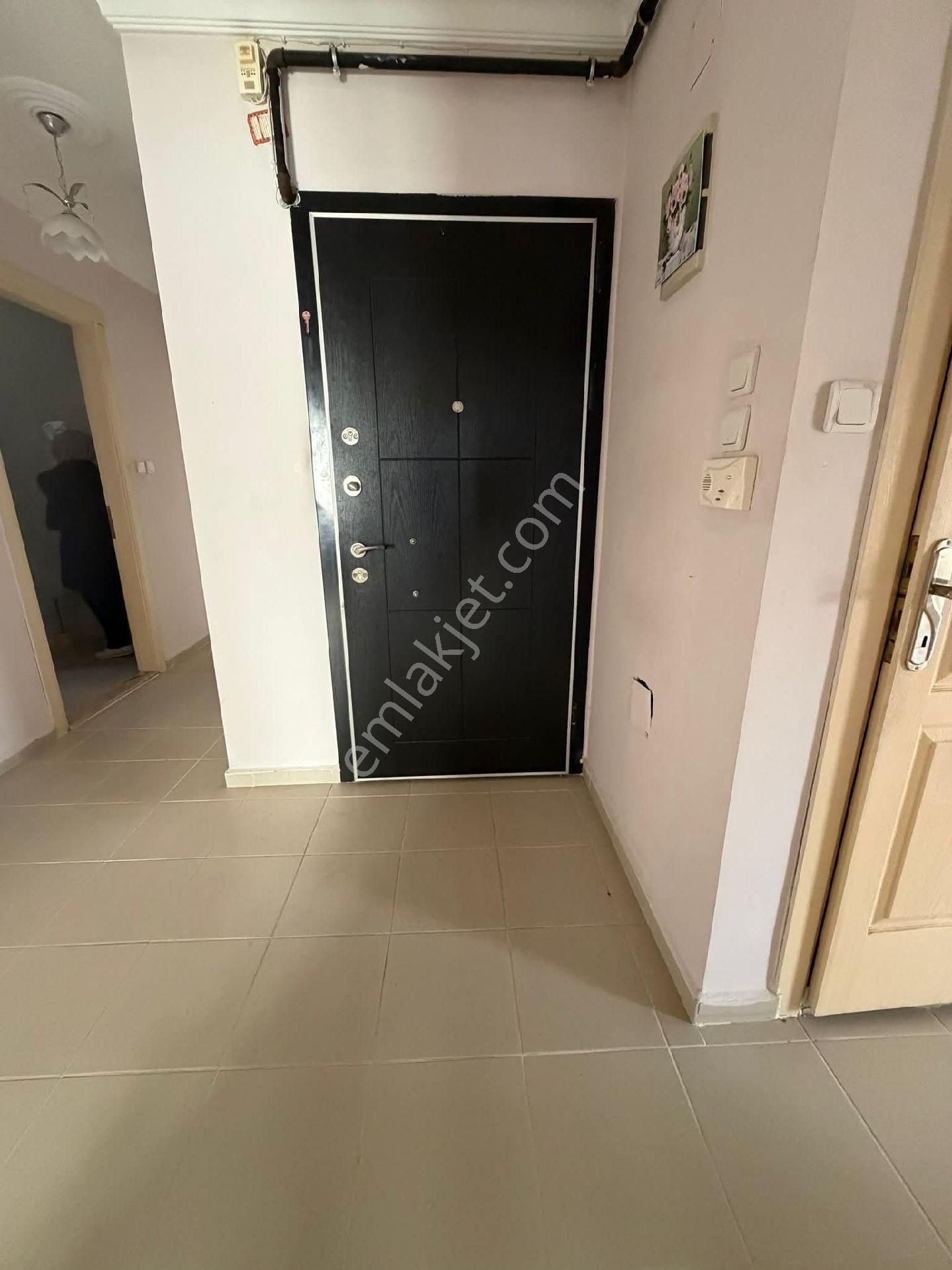 Nazilli Yeni Mahallede Cadde Üzerinde Doğalgazlı Balkonlu 3+1 Daire - Görsel 2