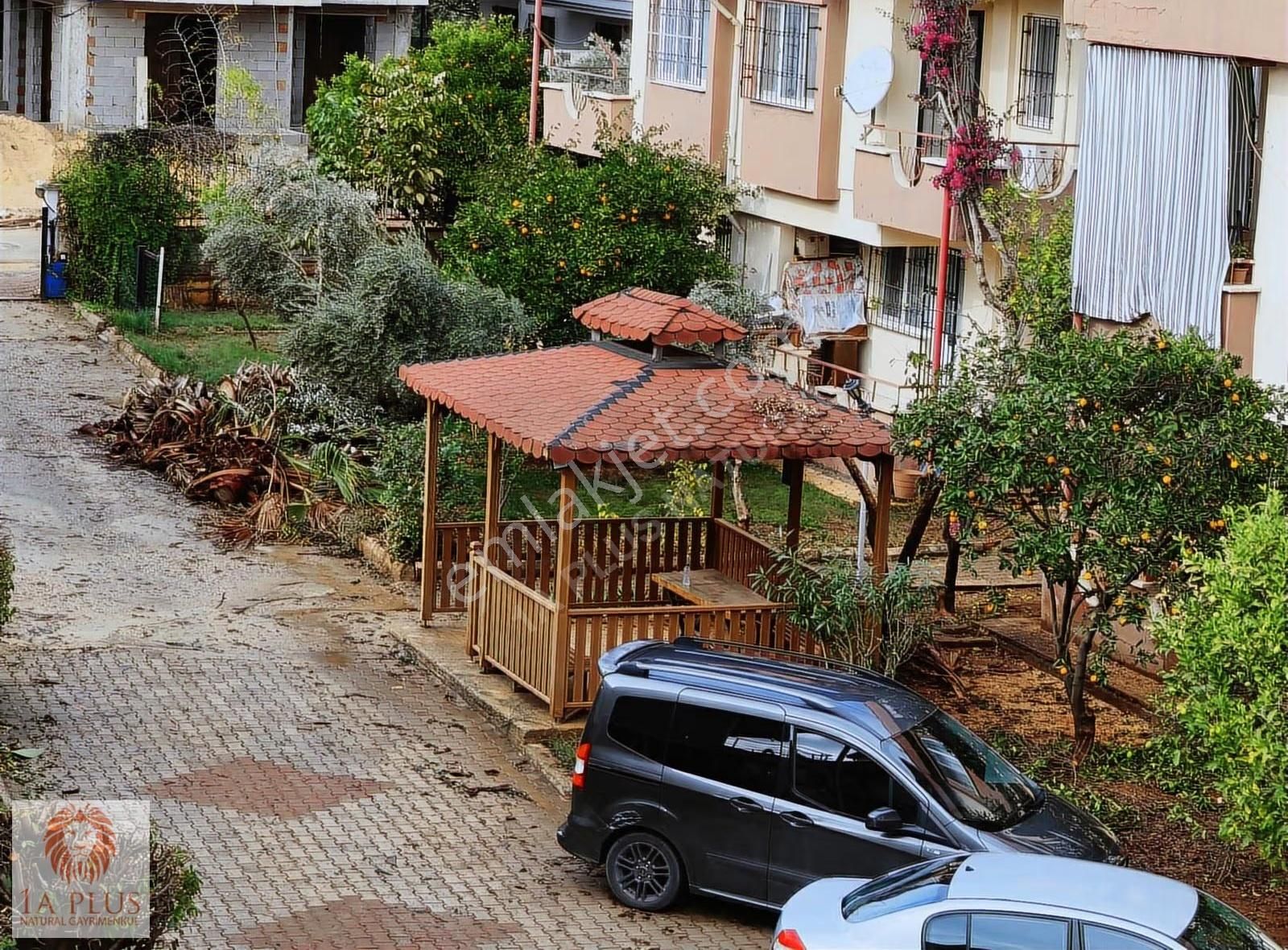 Villa Antalya'da Şehrin İçinde 4+1 300 M2 3 Katlı Müstakil Gibi