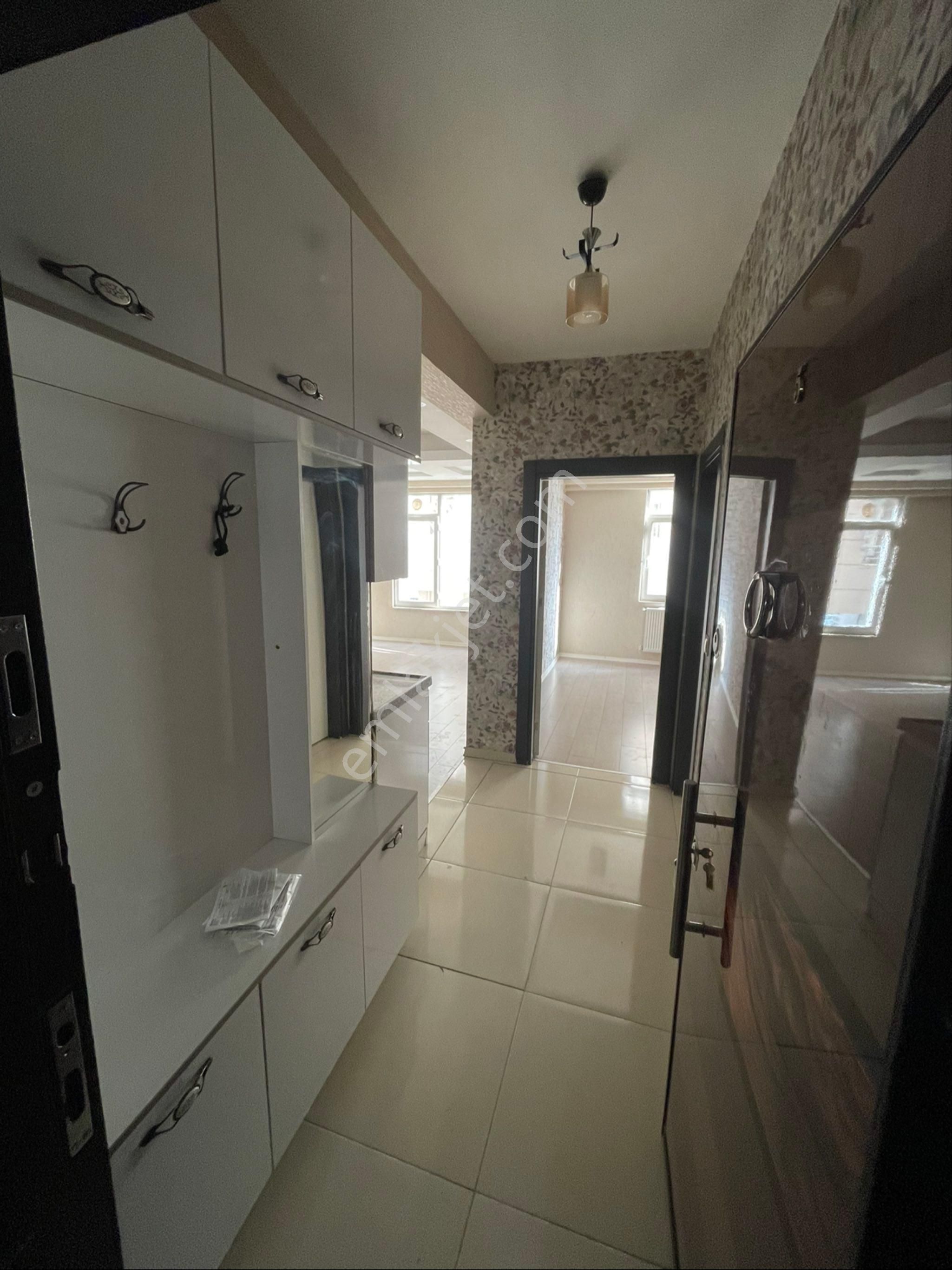 Barış Emlaktan Karşıyakada Kiralık 2+1 Eşyasız Daire