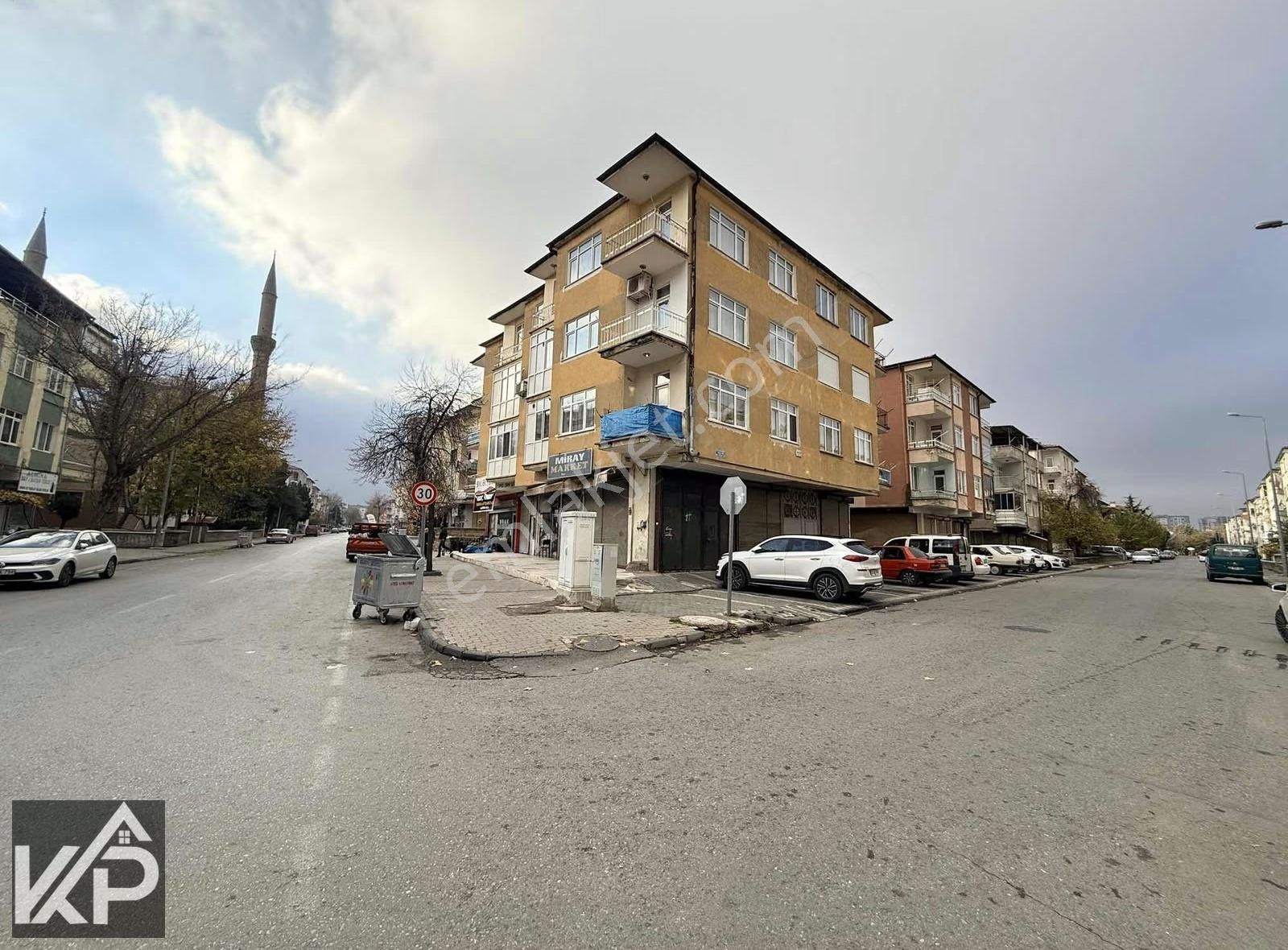 Fevziçakmak Mahallesinde Acil Satılık Geniş 3+1 Daire