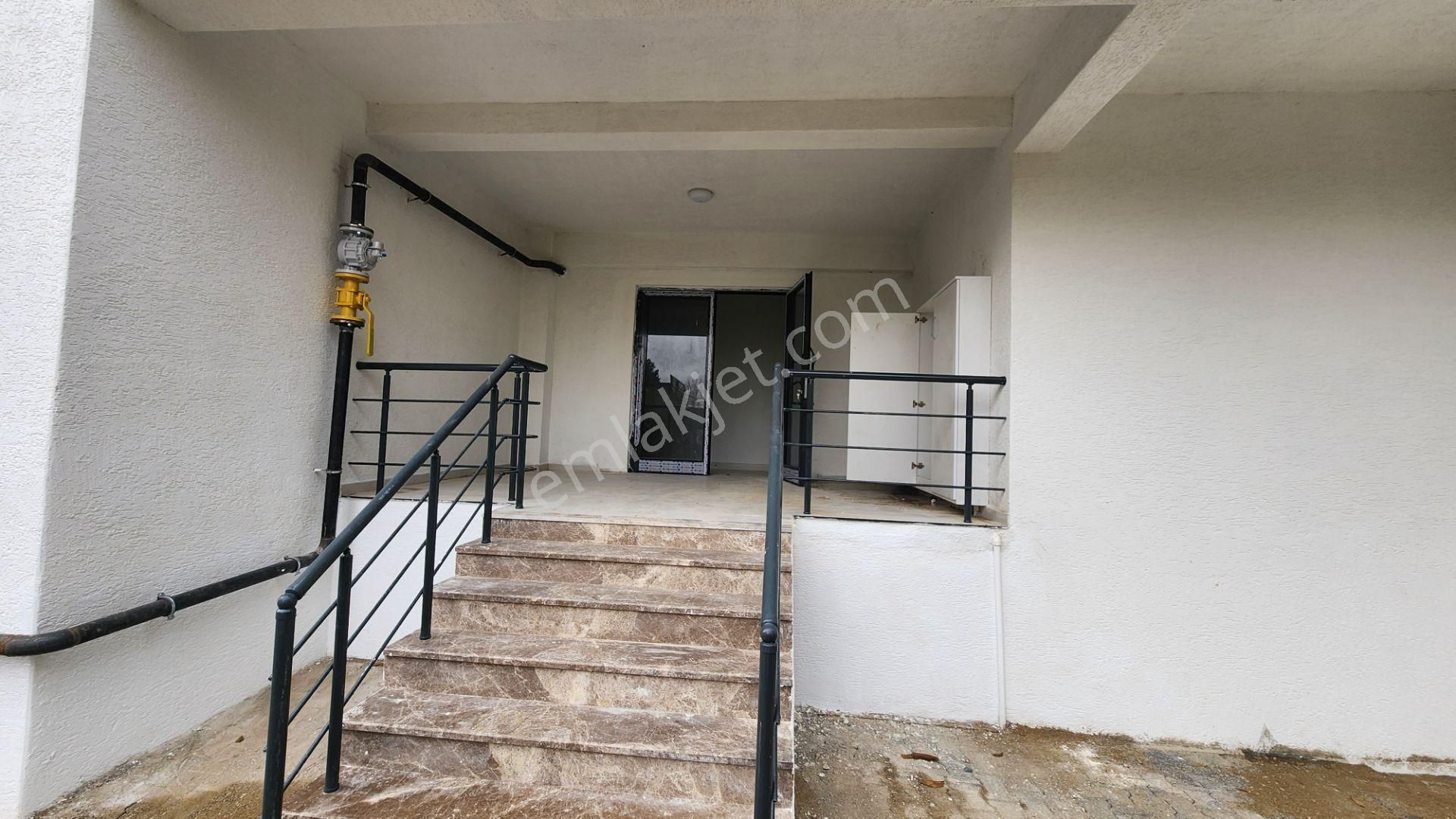 Altınova Merkez'de Sıfır Ful Eşyalı 1+1 Arakat Daire - Görsel 22