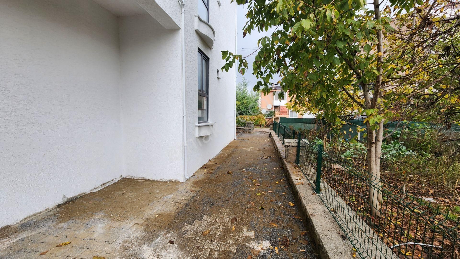 Altınova Merkez'de Sıfır Ful Eşyalı 1+1 Arakat Daire - Görsel 21