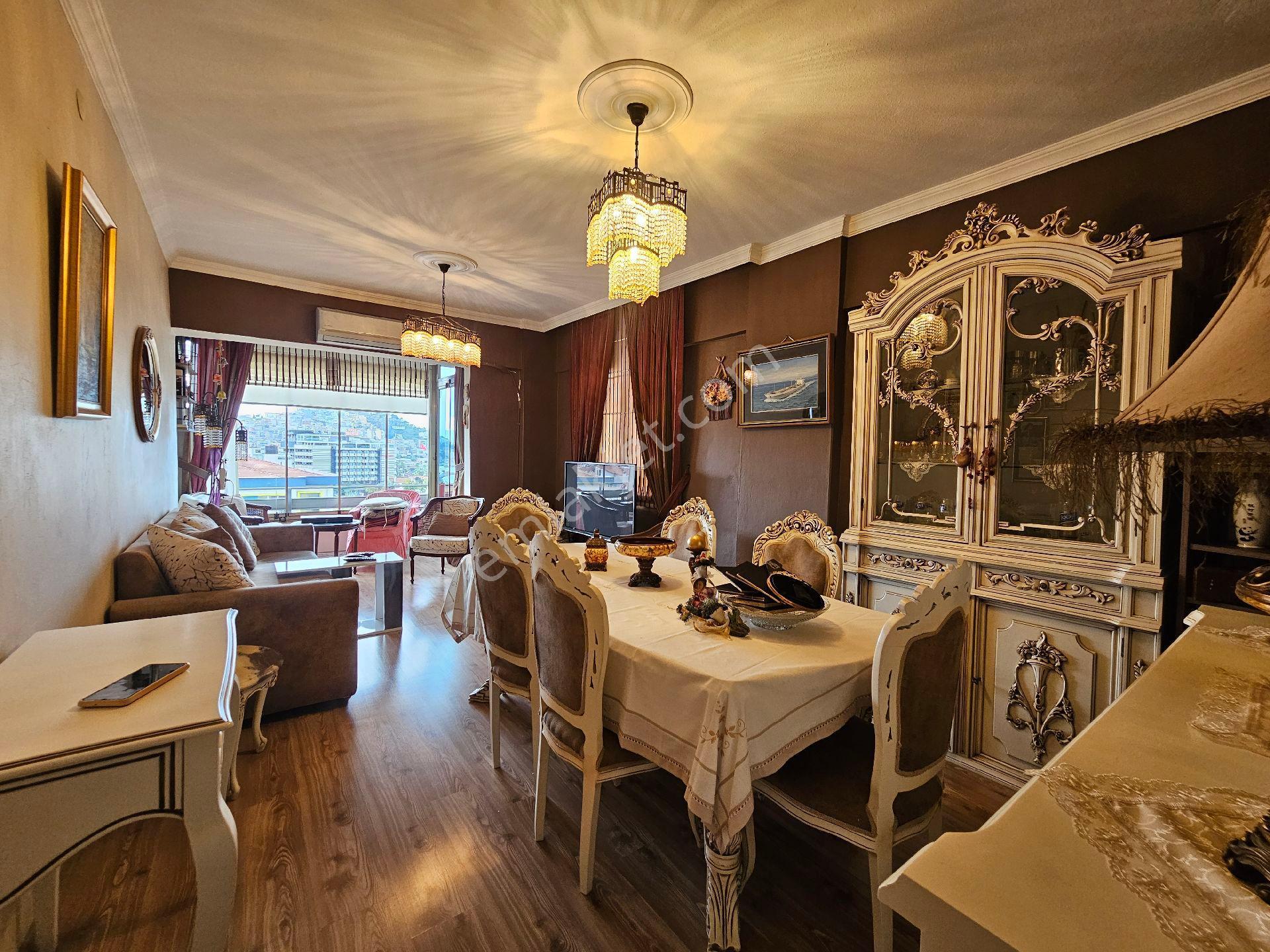 Kuşadası Marina'da Satılık Deniz Manzaralı 3+1 Daire