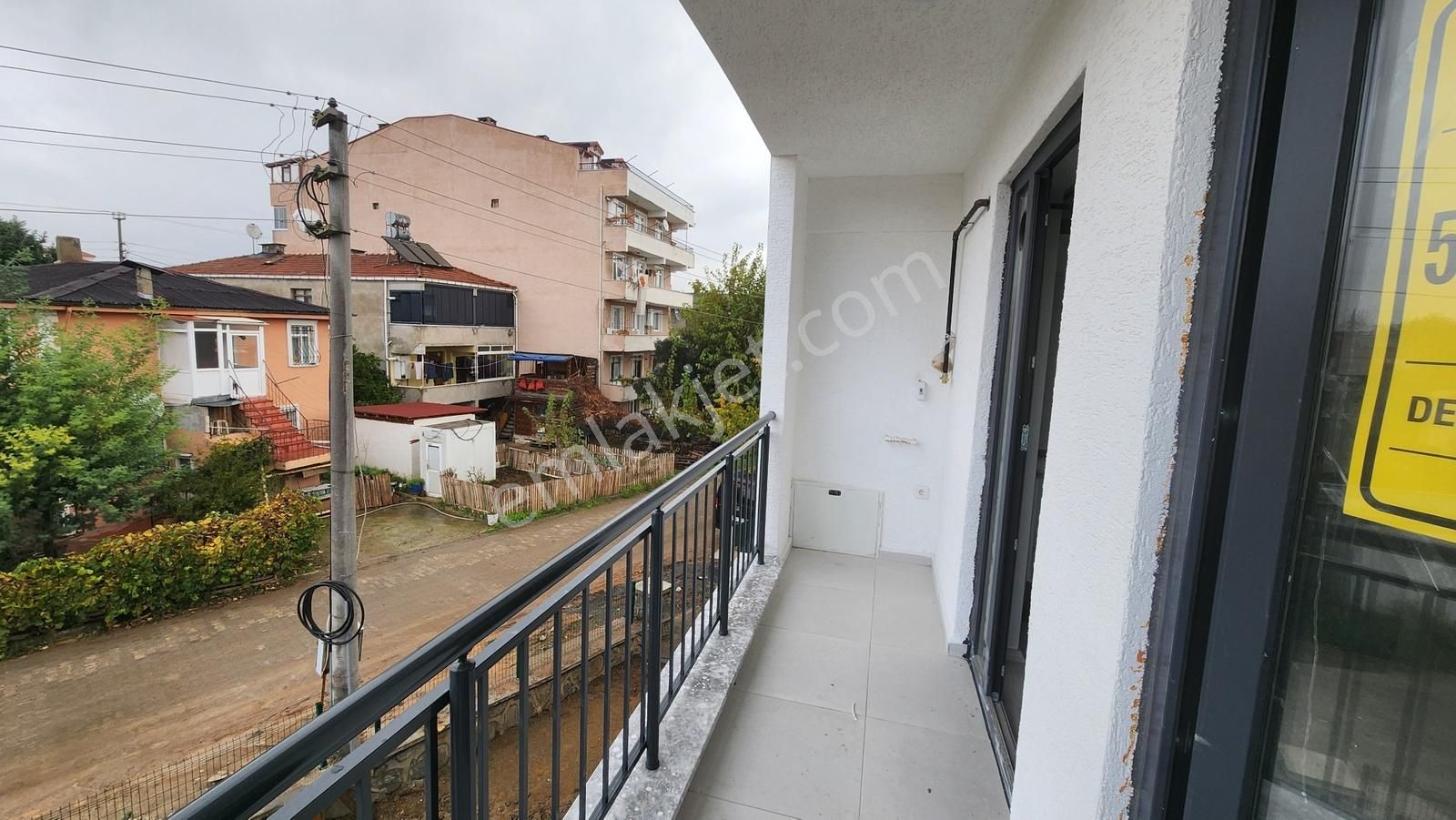 Altınova Merkez'de Sıfır Ful Eşyalı 1+1 Arakat Daire - Görsel 2