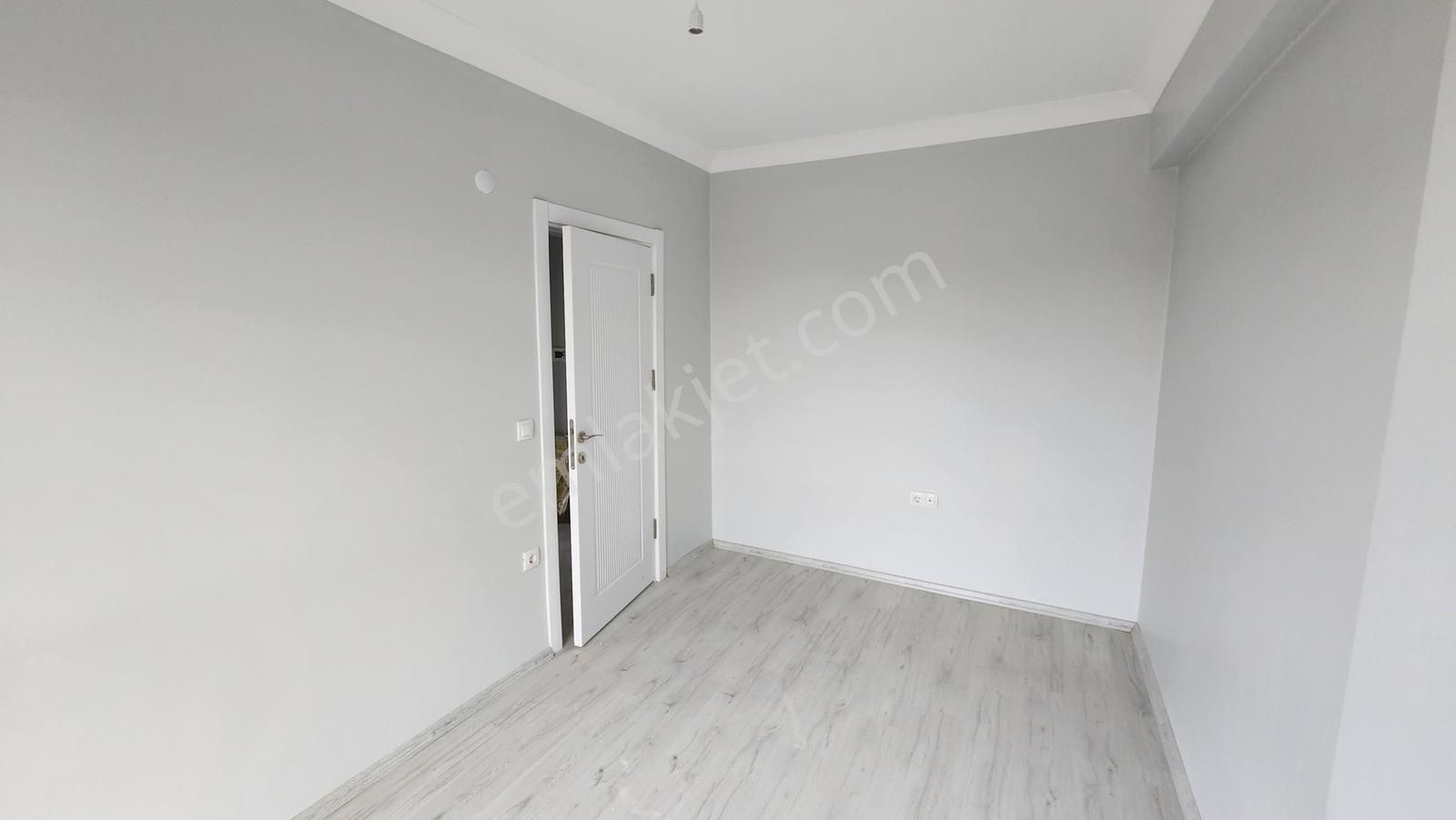 Altınova Merkez'de Sıfır Ful Eşyalı 1+1 Arakat Daire - Görsel 14