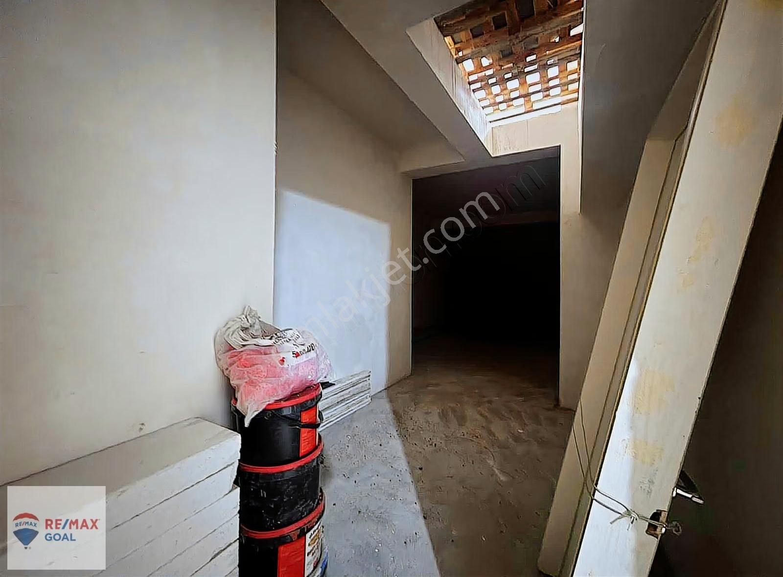 Küçükyalı Merkez Mektep Caddesi Üzerinde Kiralık Depolu Dükkan - Görsel 3