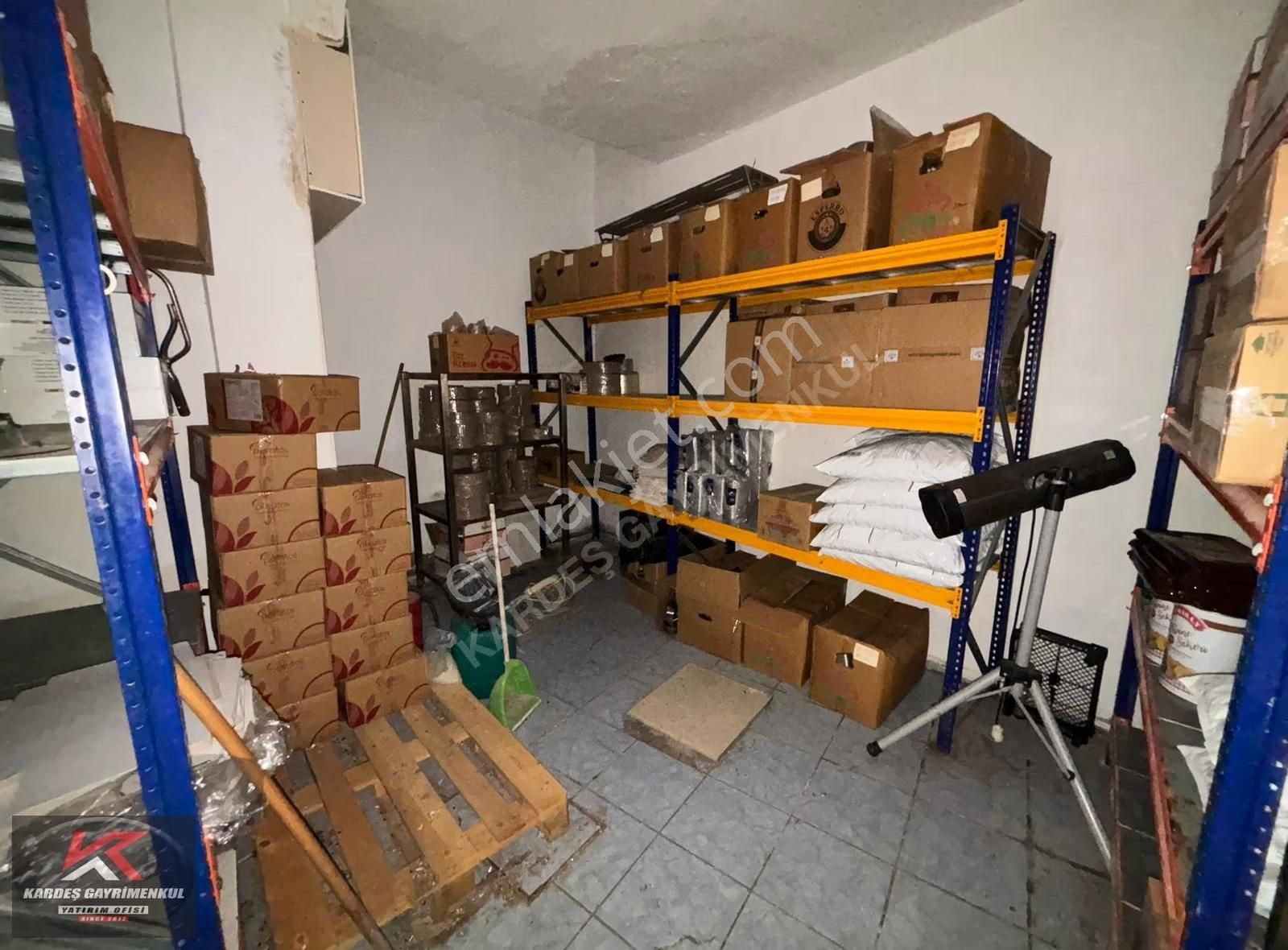 Merkezi Konumda 100 M² Geniş Vitrinli Satılık Ticari Dükkan