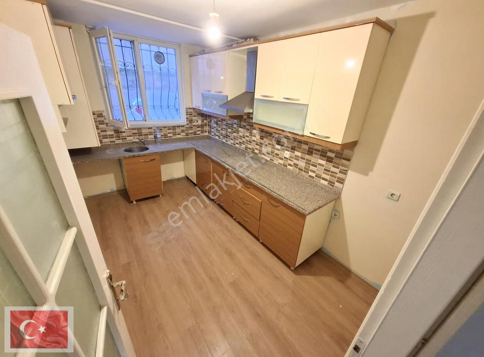 Düz Ayak 2+1 Dev Gibi Daire Ayrı Mutfaklı Teraslı Caddeye Yakın - Görsel 17