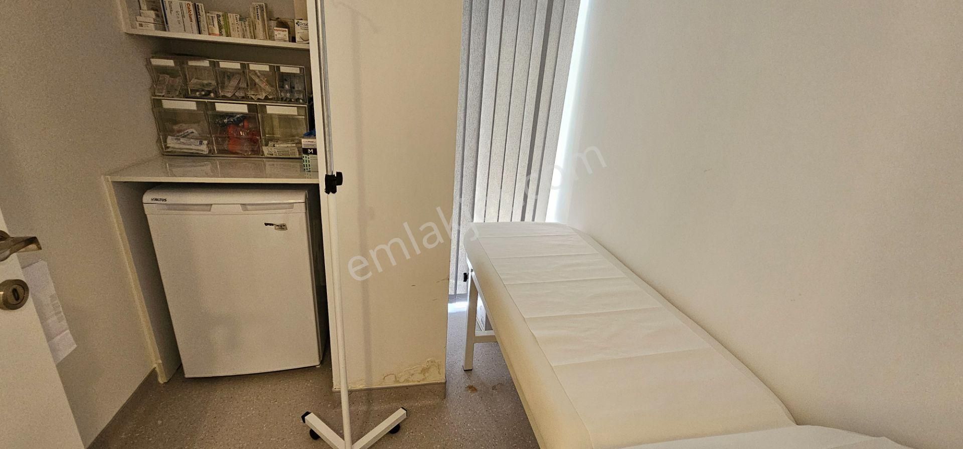 Bostanlı Merkezde Ulaşım Noktalarına Yakın Mobilyalı Doktor Muayehanesi - Görsel 12