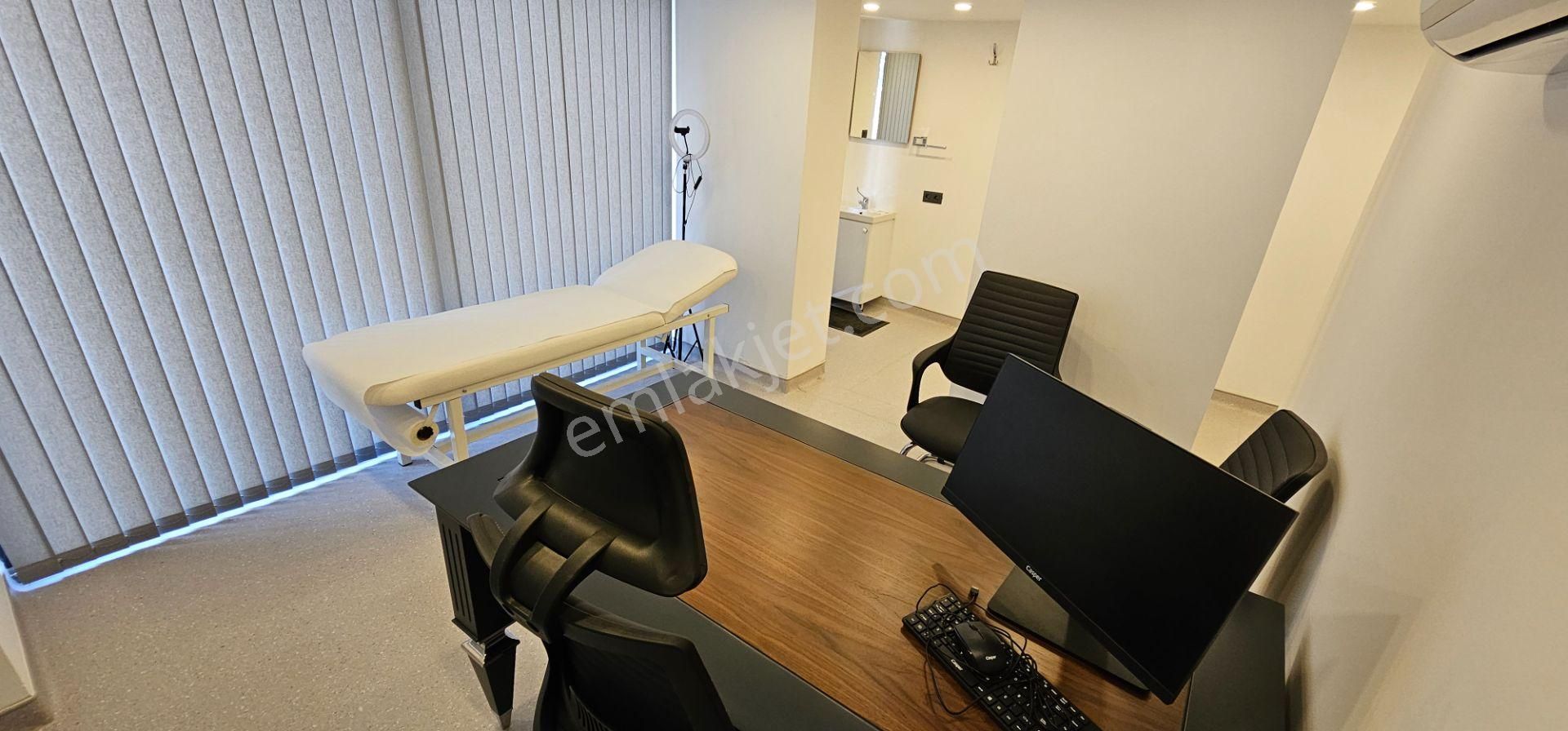Bostanlı Merkezde Ulaşım Noktalarına Yakın Mobilyalı Doktor Muayehanesi - Görsel 4